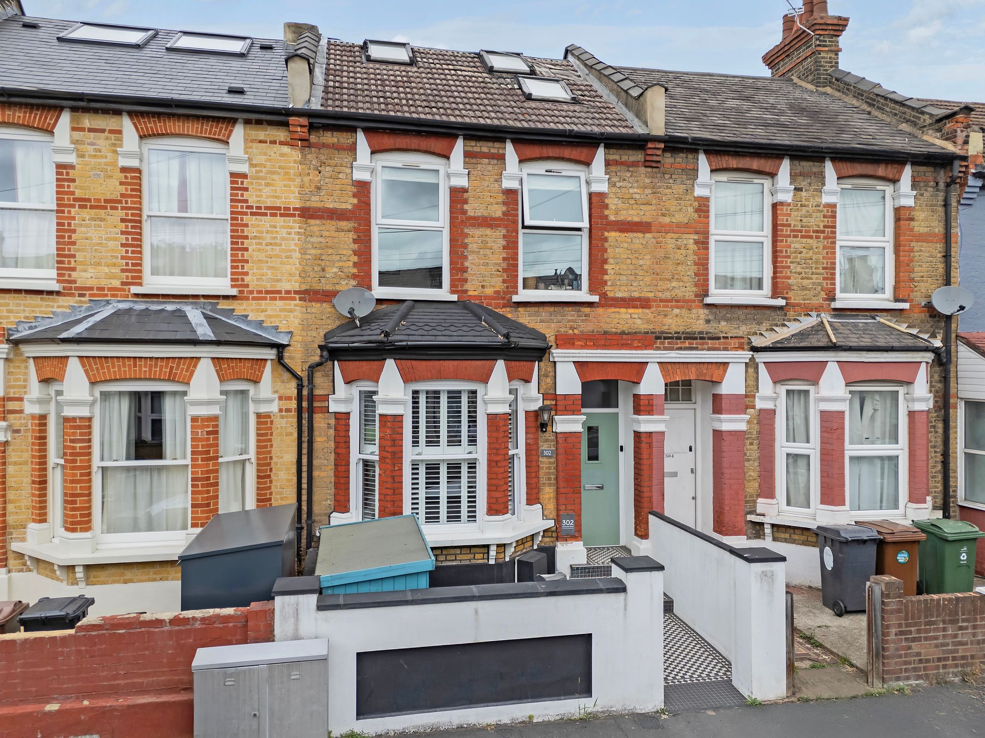 4 bed mid-terraced house for sale in Murchison Road, London, E10 20