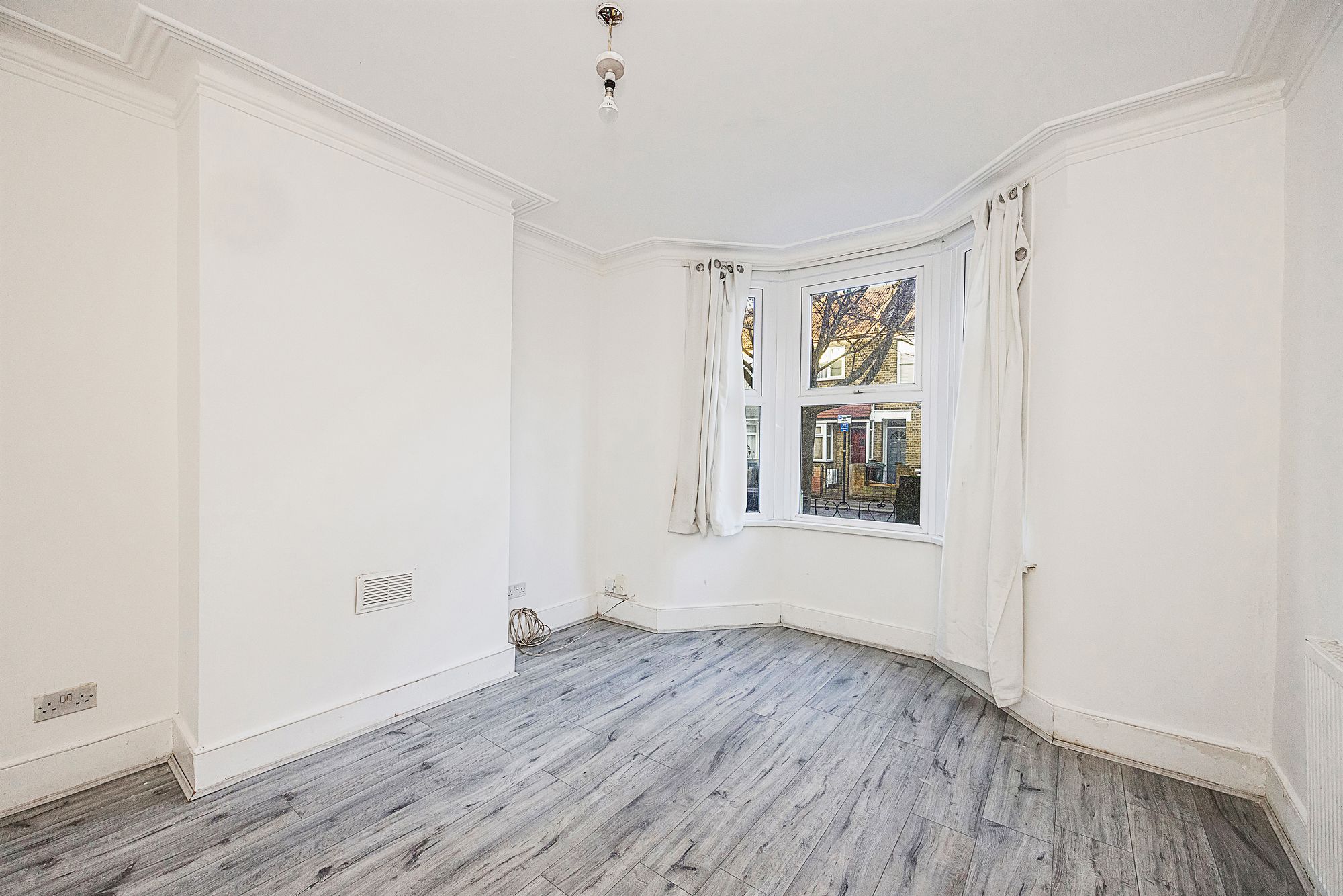 2 bed terraced house for sale in Brookscroft Road, London  - Property Image 4