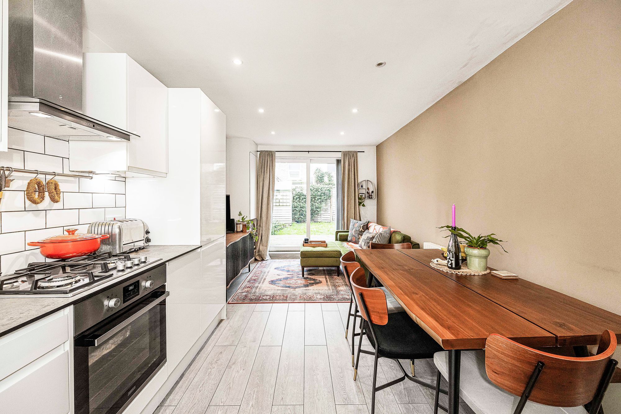 2 bed flat for sale in Warren Road, London  - Property Image 2