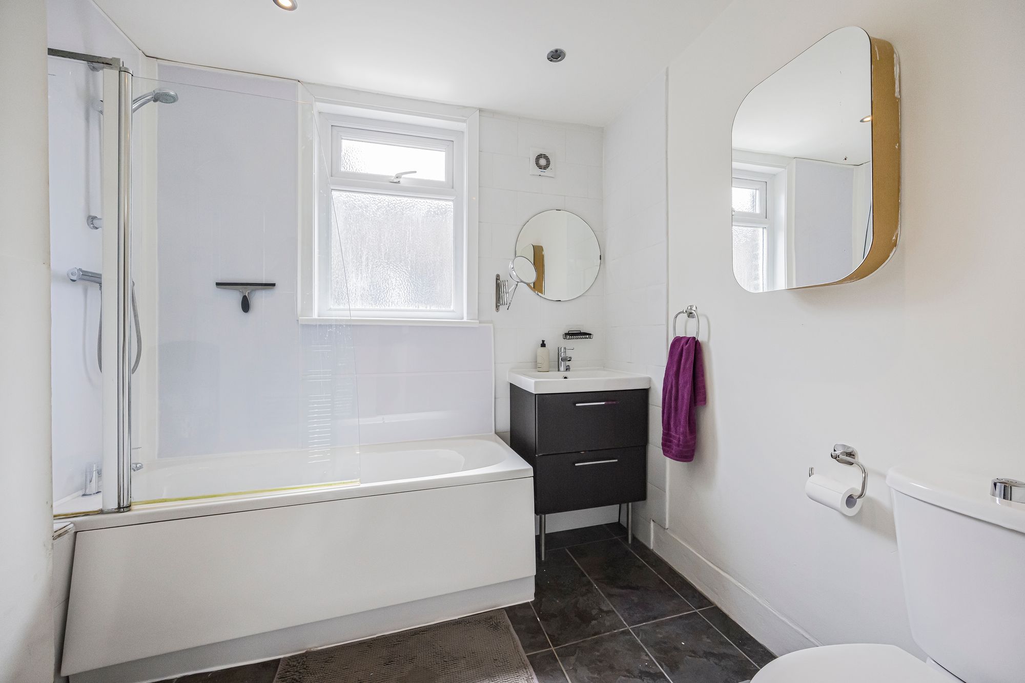 2 bed flat for sale in Francis Road, Leyton, E10 10