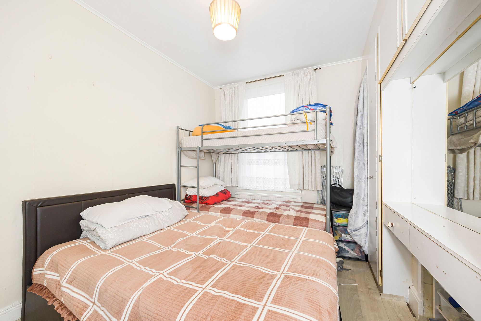 2 bed flat for sale in Hove Avenue, London  - Property Image 7