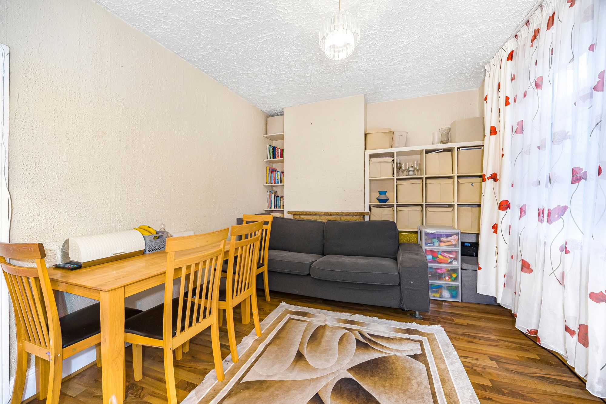 2 bed flat for sale in Hove Avenue, London  - Property Image 2