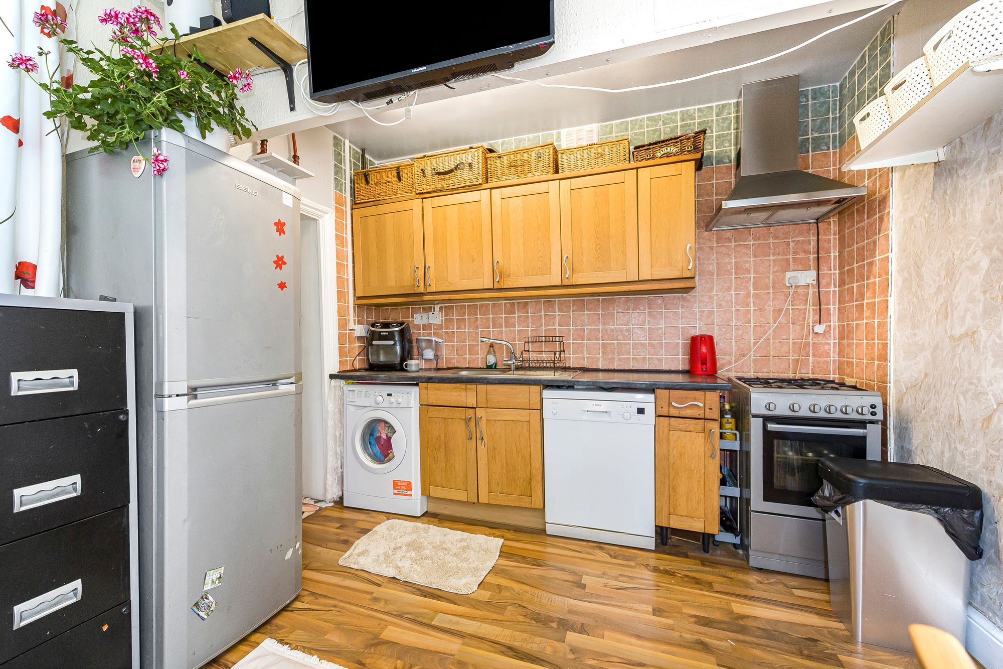 2 bed flat for sale in Hove Avenue, London  - Property Image 5