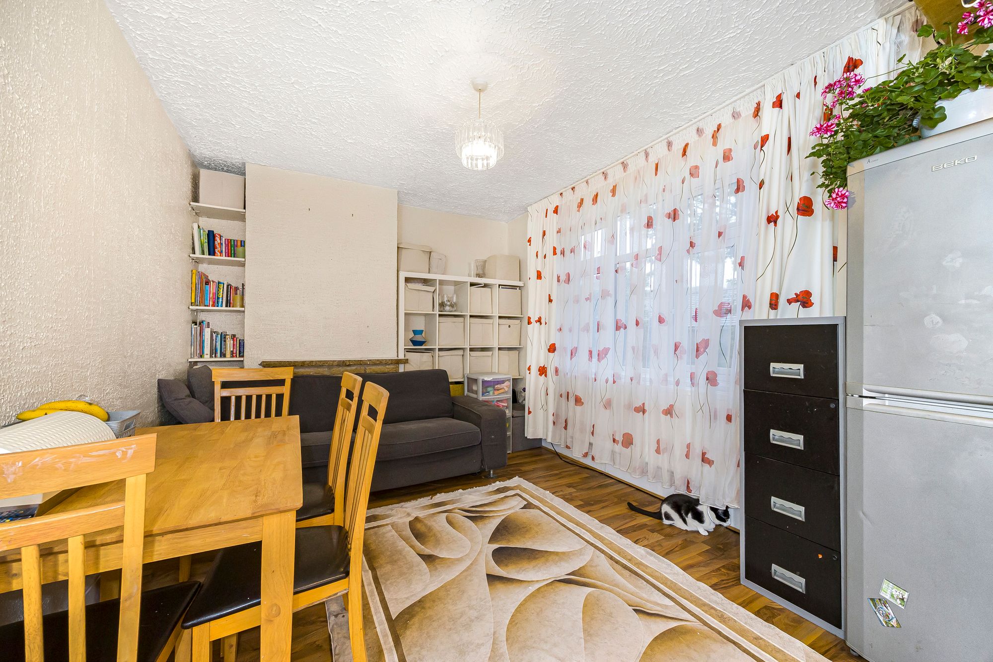 2 bed flat for sale in Hove Avenue, London  - Property Image 4