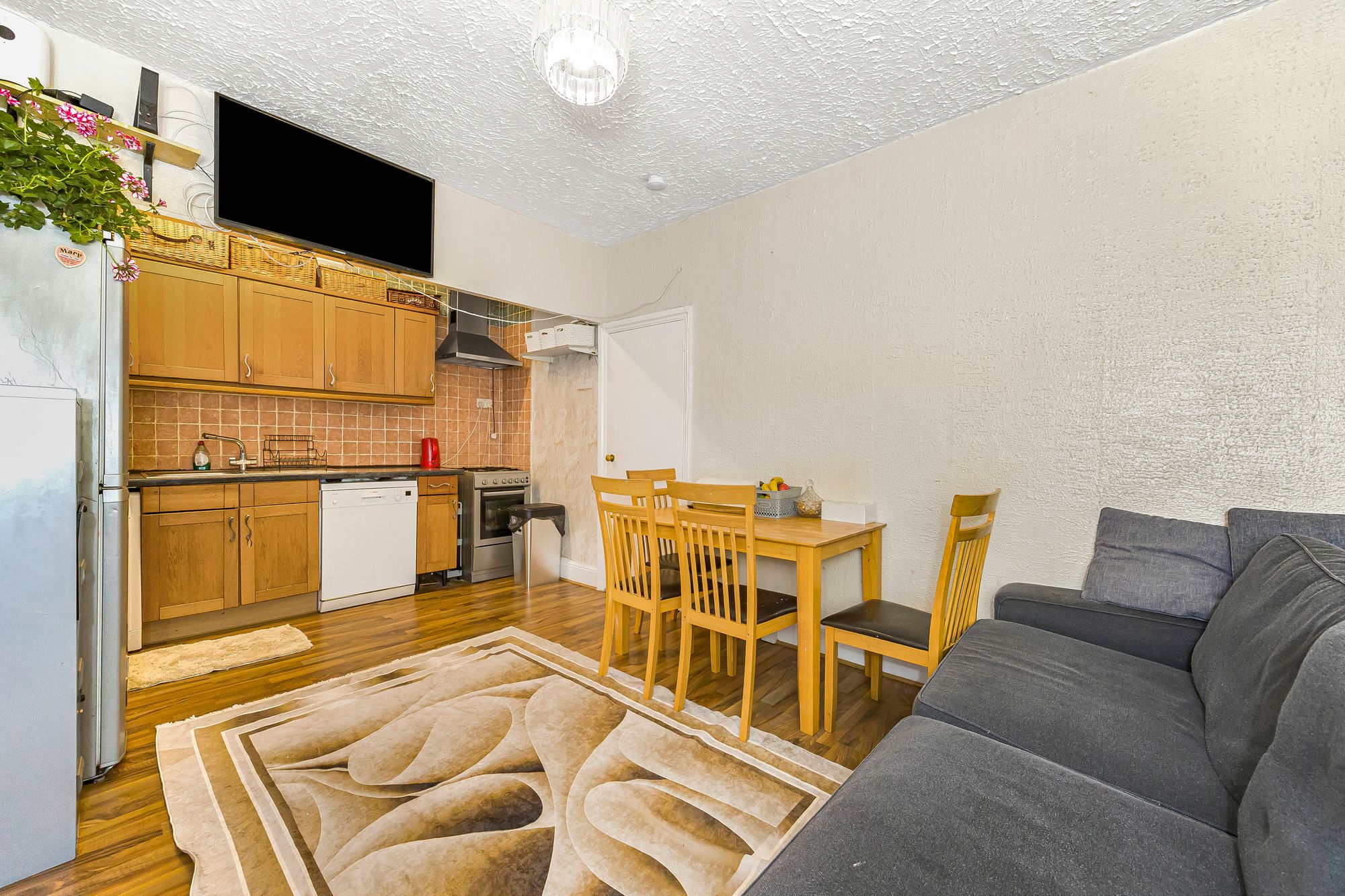 2 bed flat for sale in Hove Avenue, London  - Property Image 3