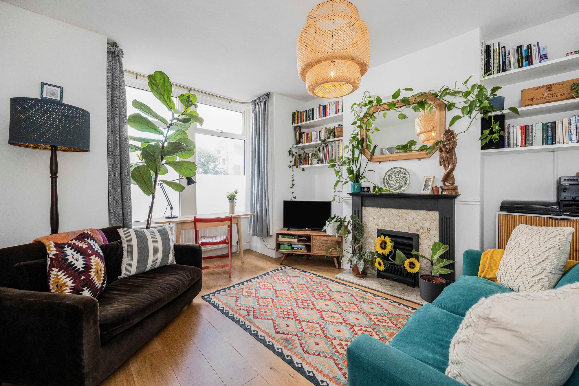 2 bed ground floor flat for sale in Hainault Road, Leytonstone, E11  - Property Image 1