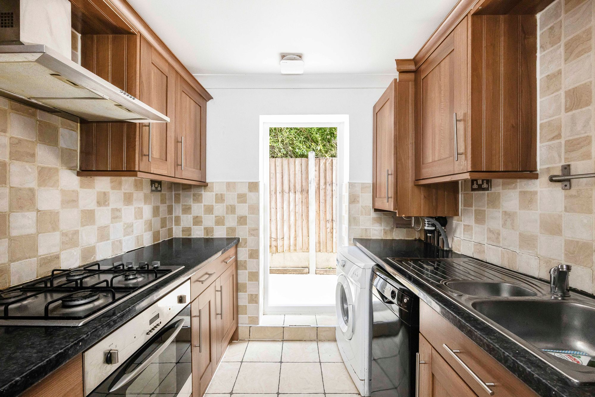 2 bed flat for sale in Guernsey Road, Leytonstone, E11  - Property Image 3
