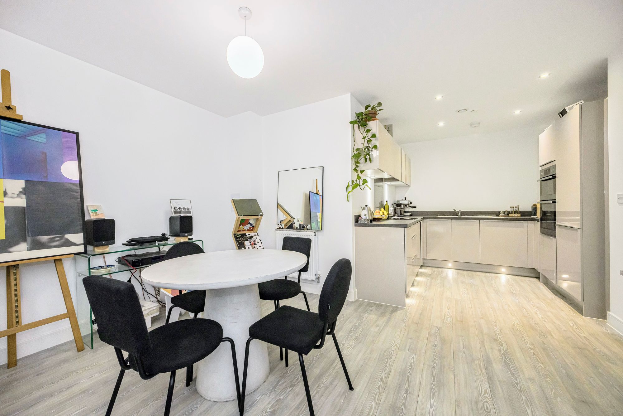 2 bed apartment for sale in Champness Close, London, E17  - Property Image 3