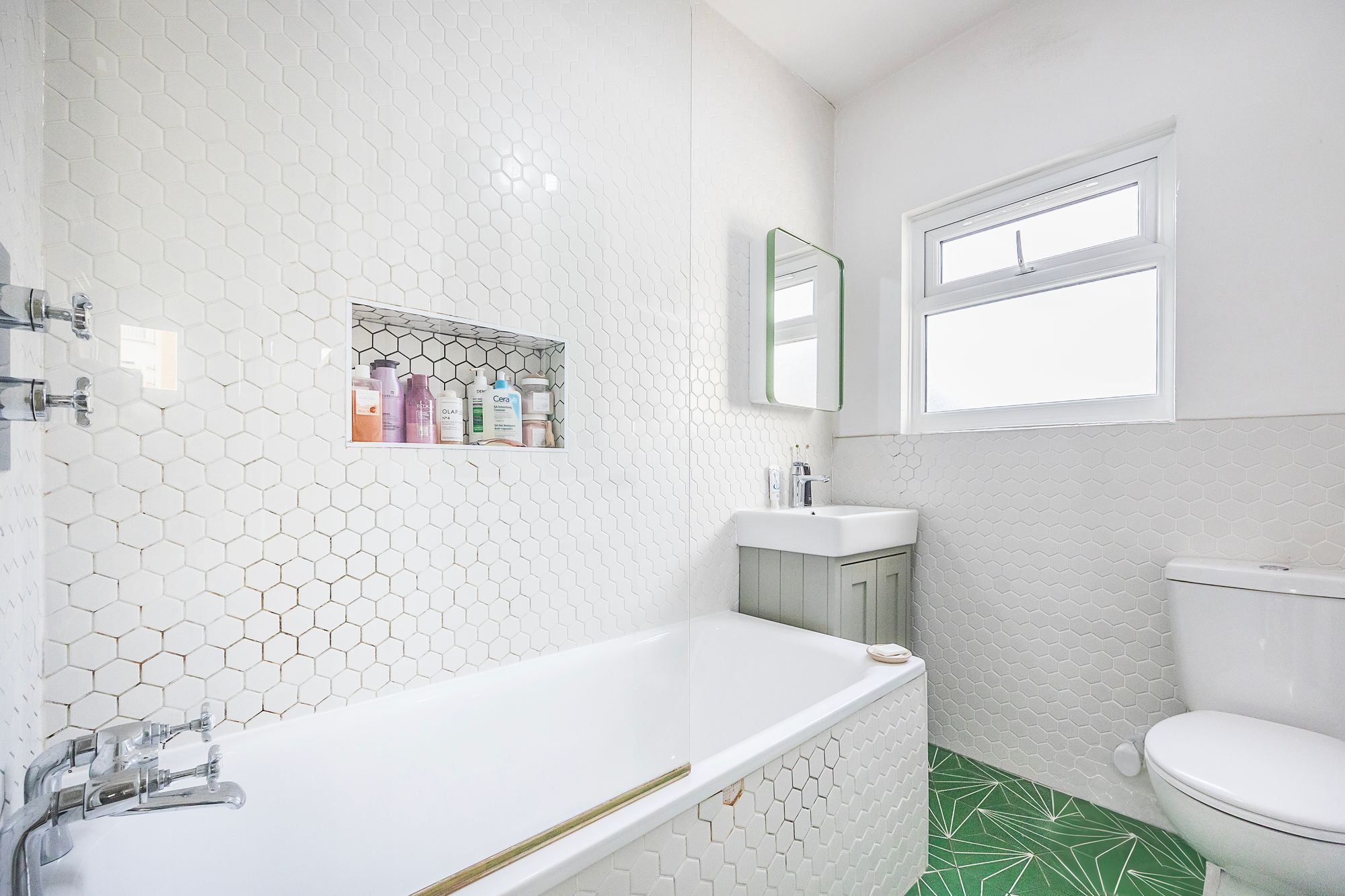 2 bed flat to rent in Hainault Road, Leytonstone, E11 12