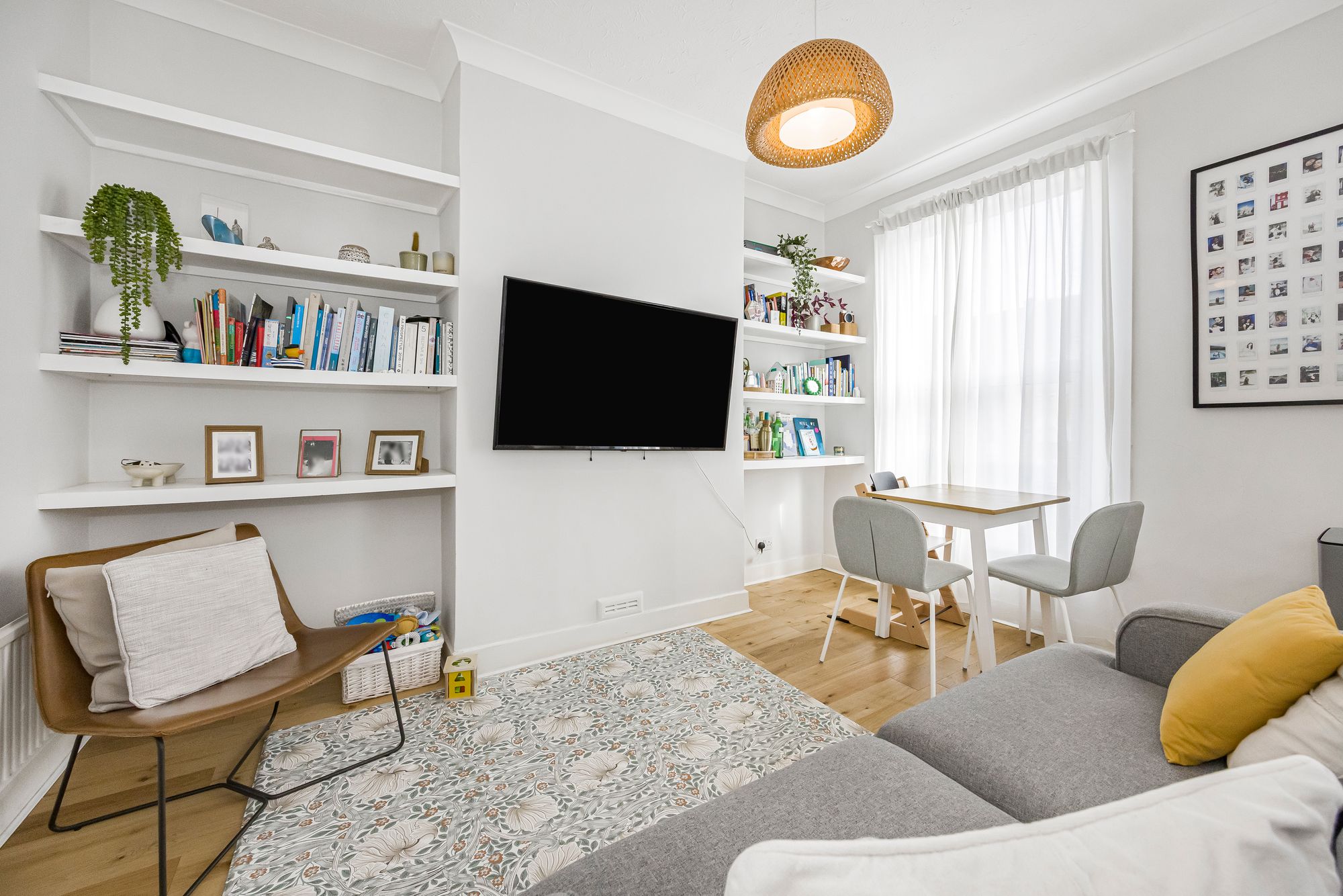 2 bed flat for sale in High Road Leyton, London, E15 1