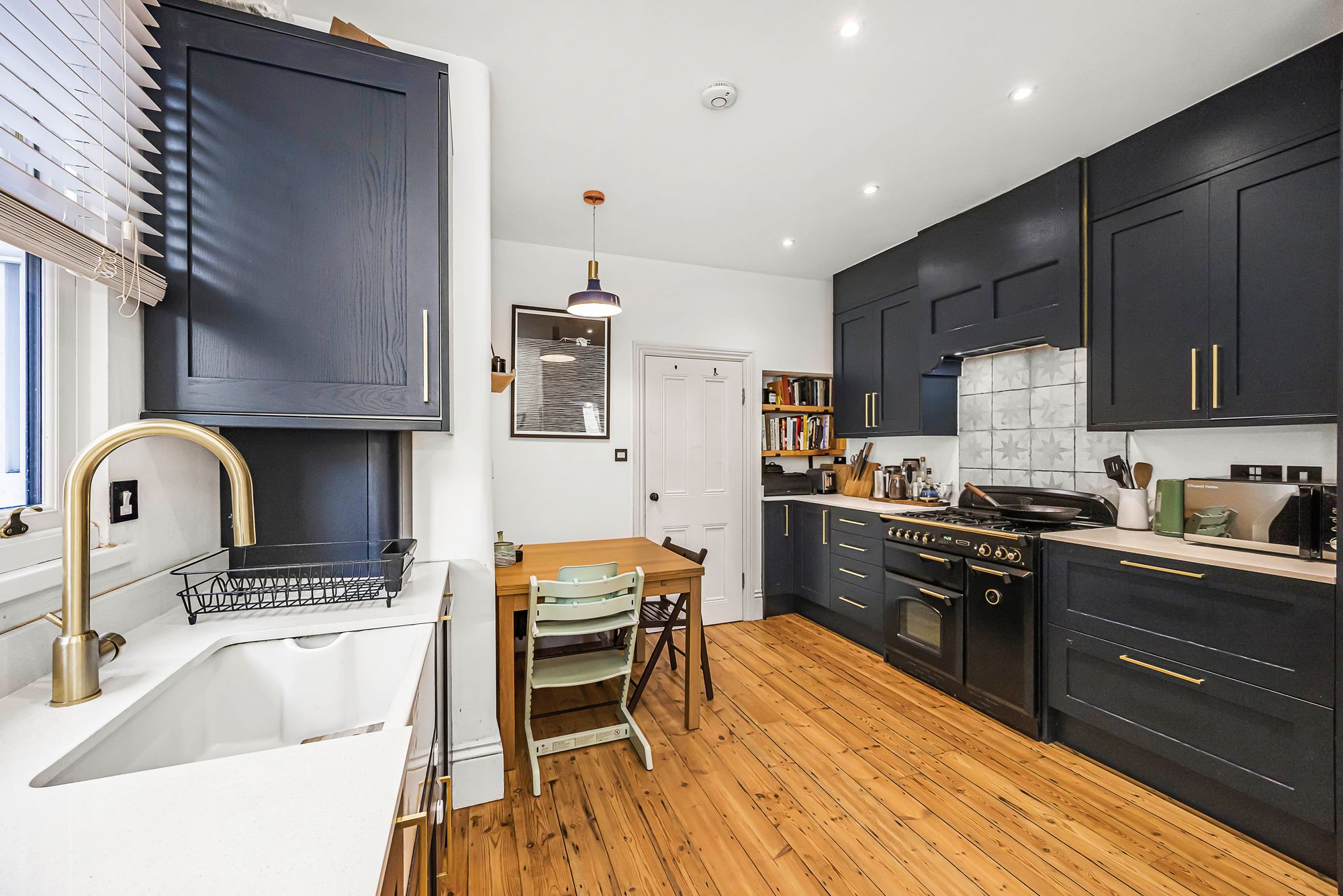 2 bed flat for sale in Murchison Road, London  - Property Image 4