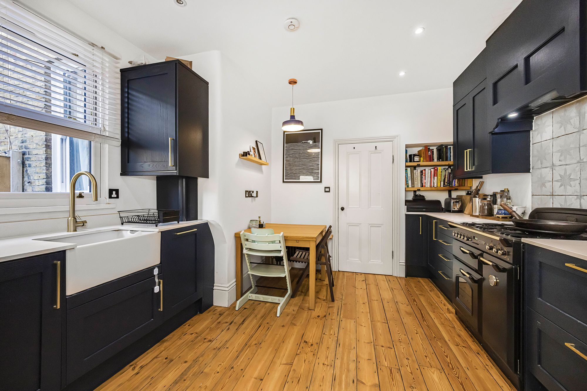 2 bed flat for sale in Murchison Road, London  - Property Image 6