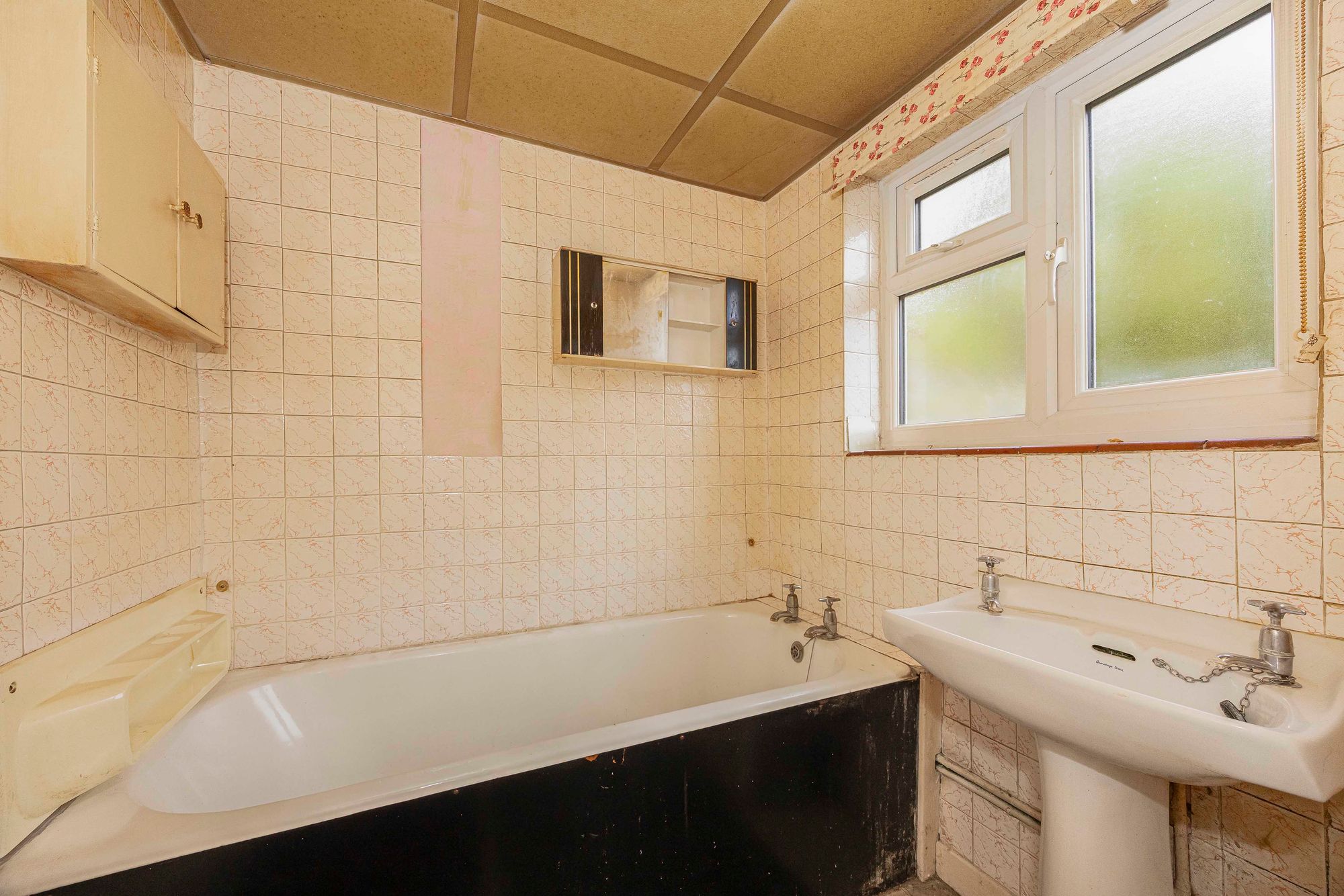3 bed mid-terraced house for sale in Carnarvon Road, London, E18 7
