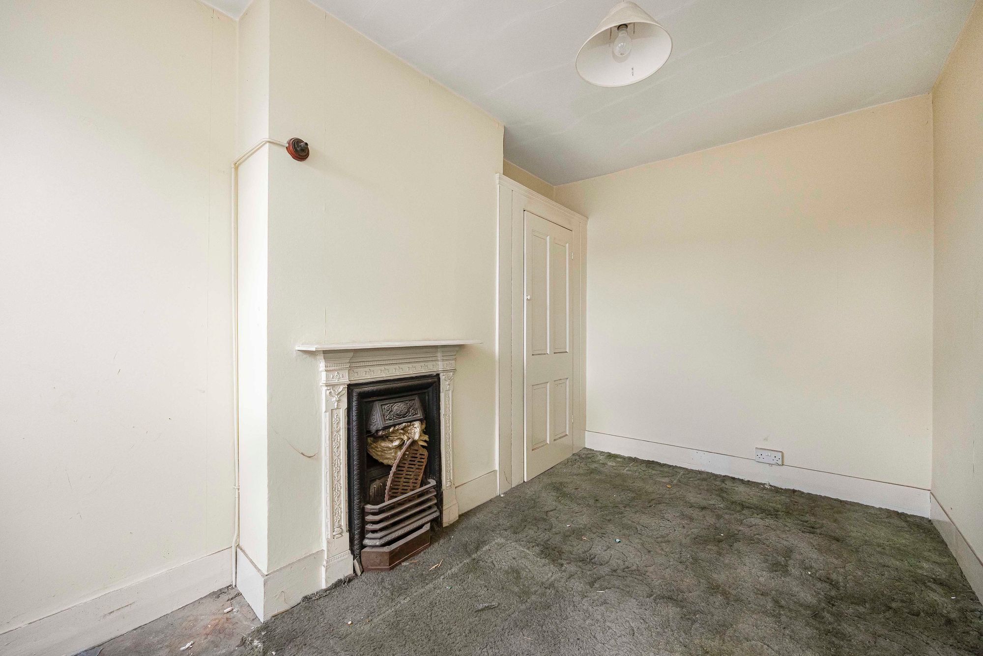 3 bed mid-terraced house for sale in Carnarvon Road, London, E18 5
