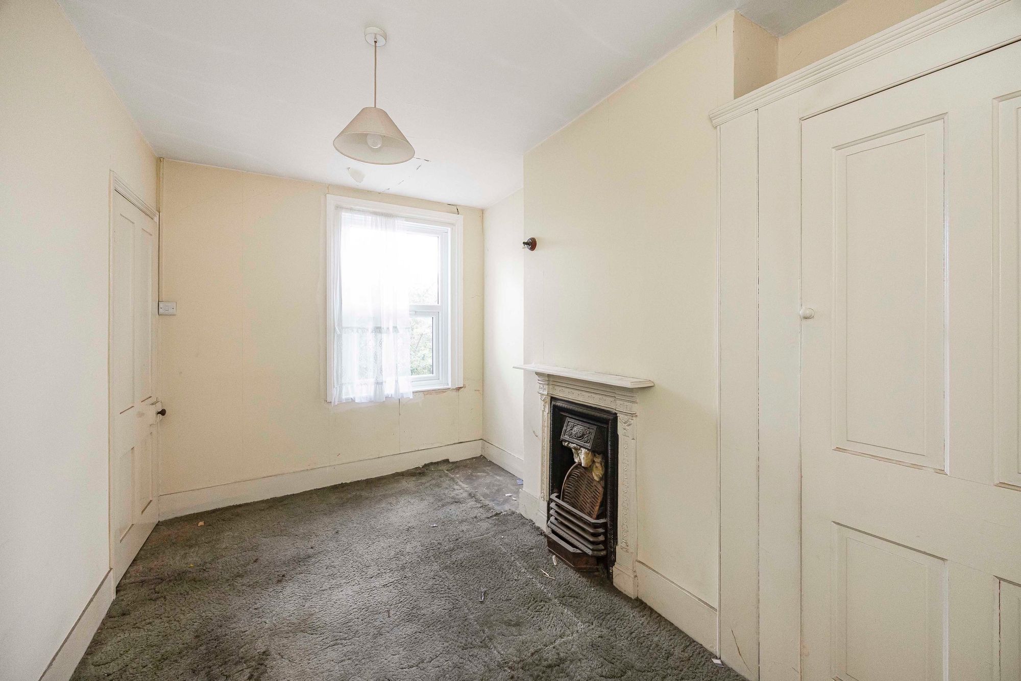 3 bed mid-terraced house for sale in Carnarvon Road, London, E18 6