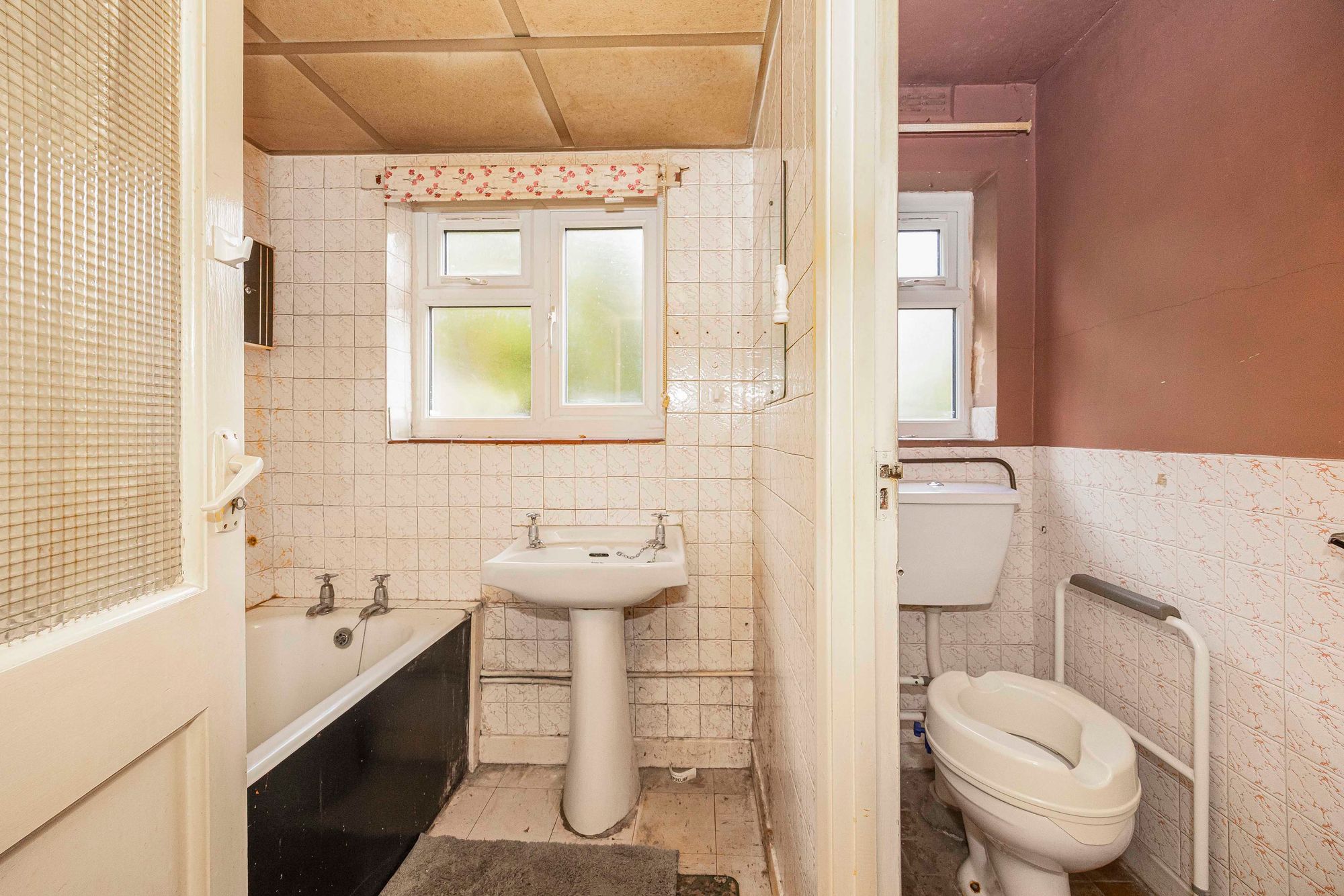 3 bed mid-terraced house for sale in Carnarvon Road, London, E18 8