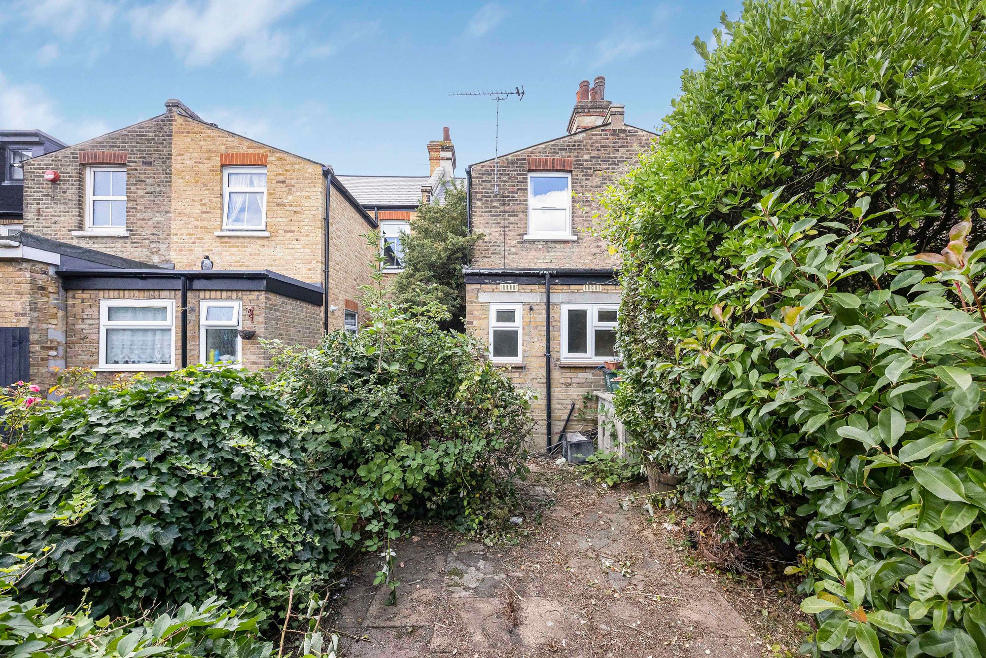 3 bed mid-terraced house for sale in Carnarvon Road, London, E18 13