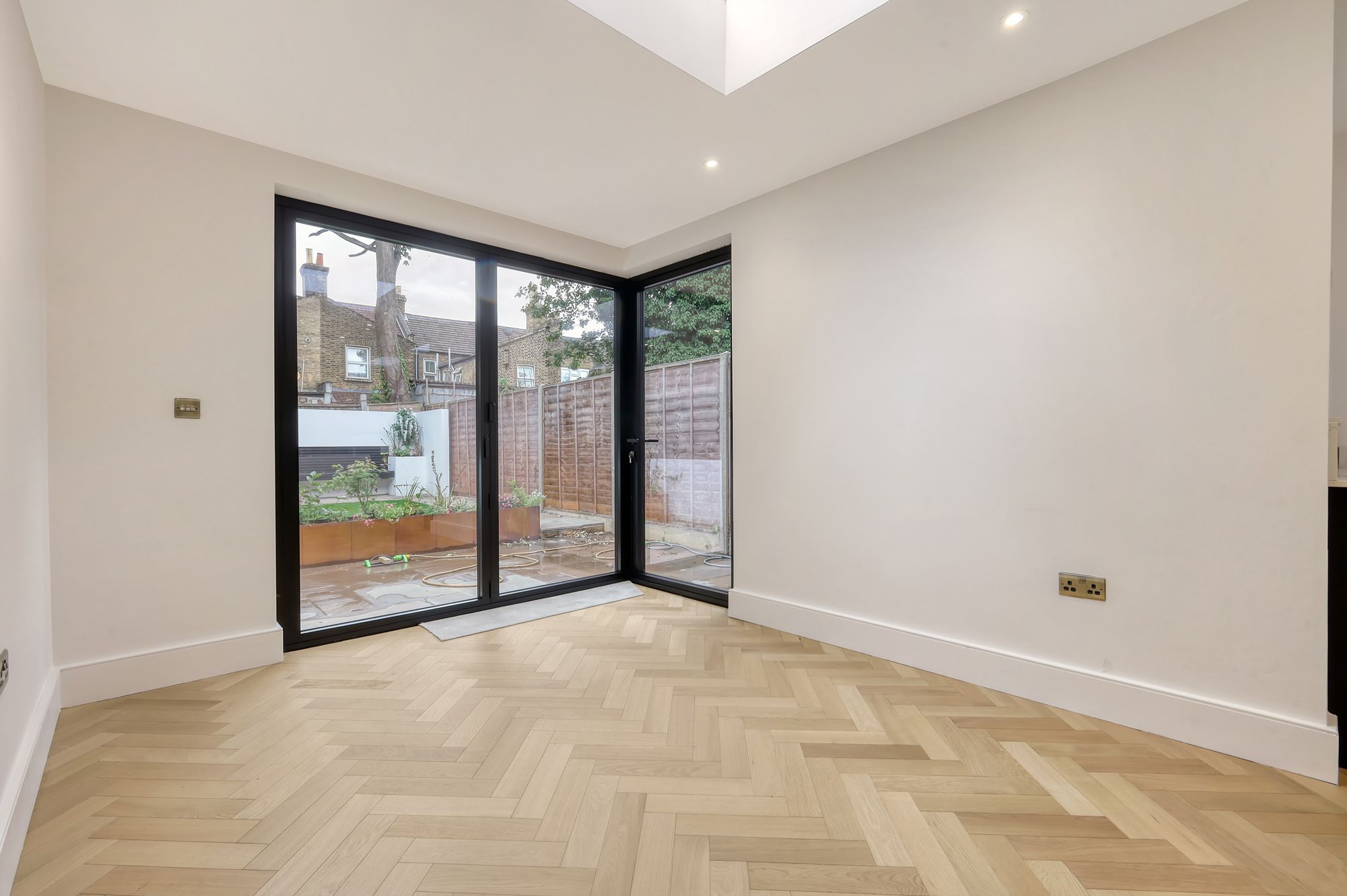 4 bed terraced house for sale in St. Georges Road, London, E10  - Property Image 11