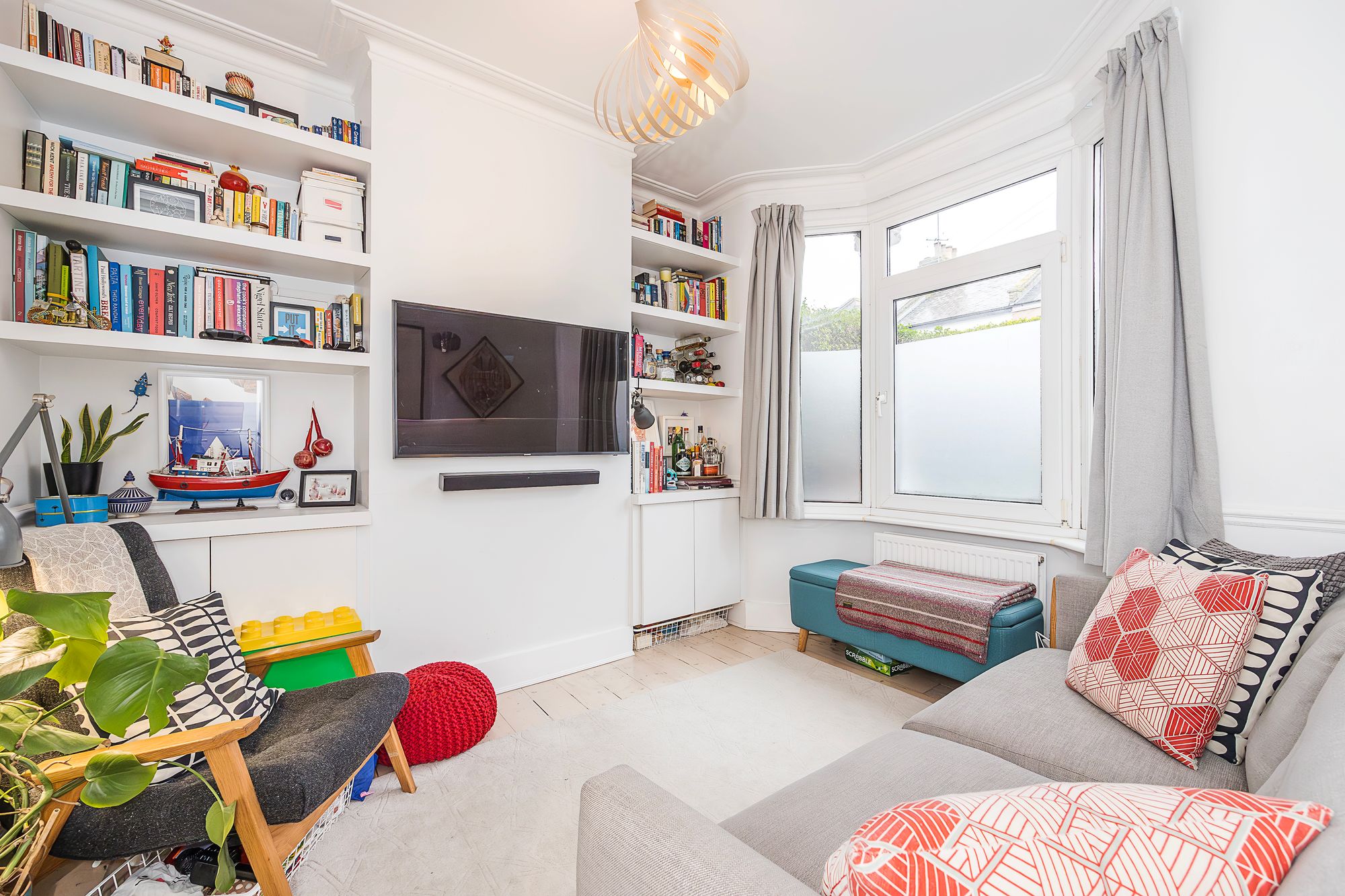 2 bed flat to rent in Stewart Road, London  - Property Image 2