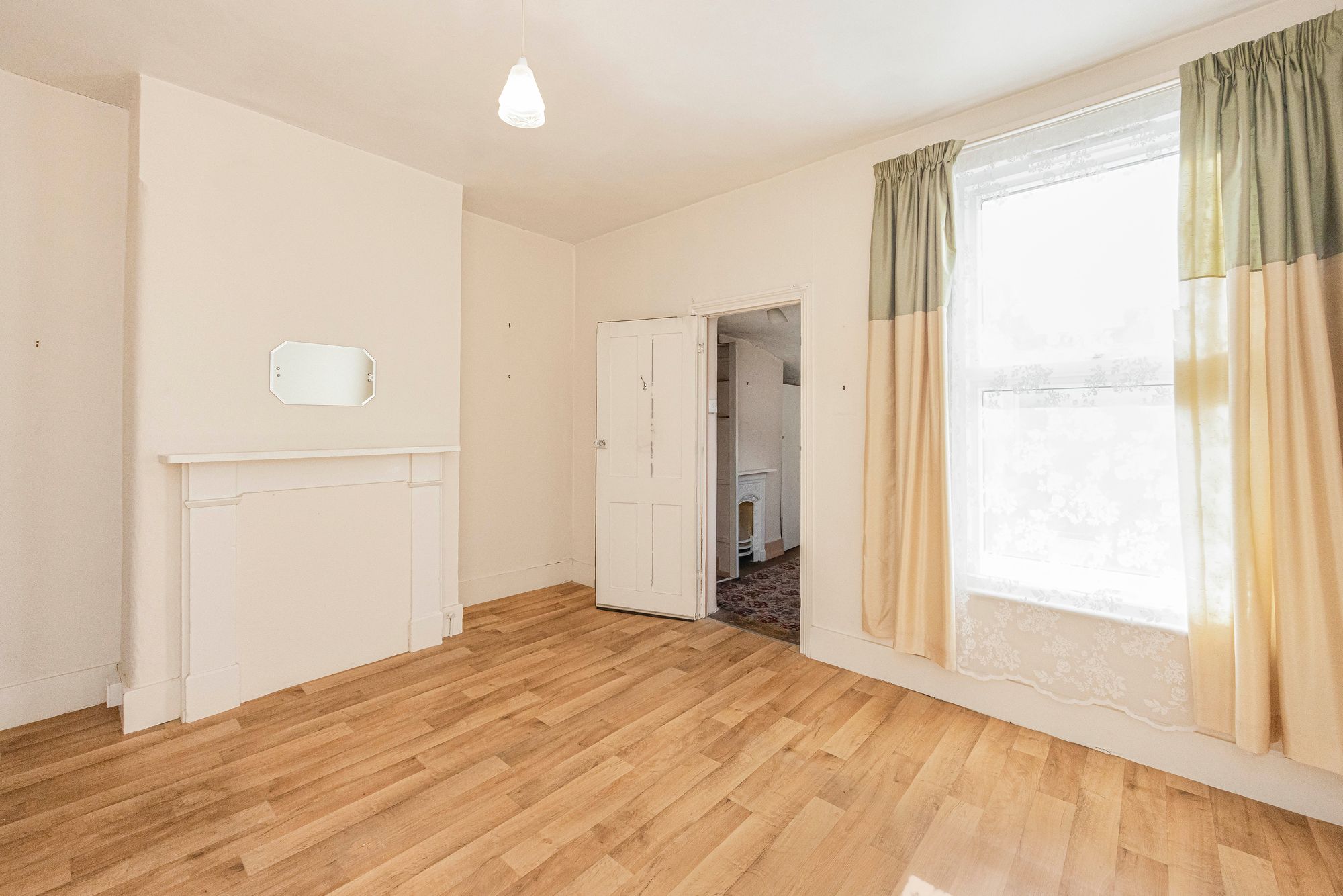 3 bed mid-terraced house for sale in Odessa Road, Forest Gate 7