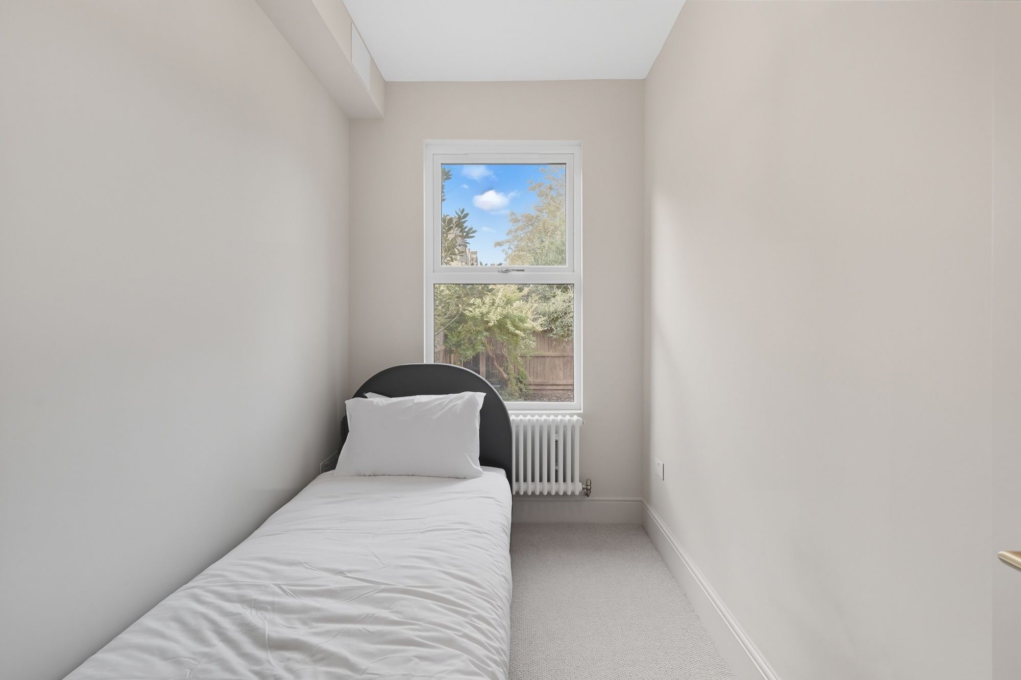 2 bed ground floor flat for sale in Brunswick Road Leyton, E10 21