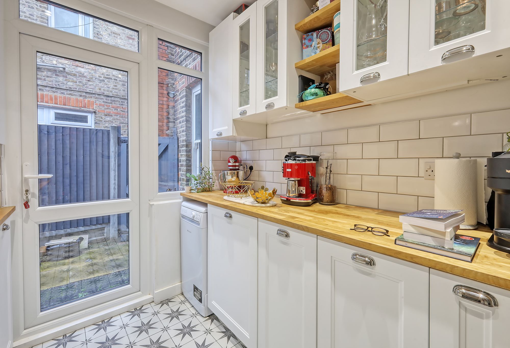 2 bed flat for sale in Blyth Road, London  - Property Image 9