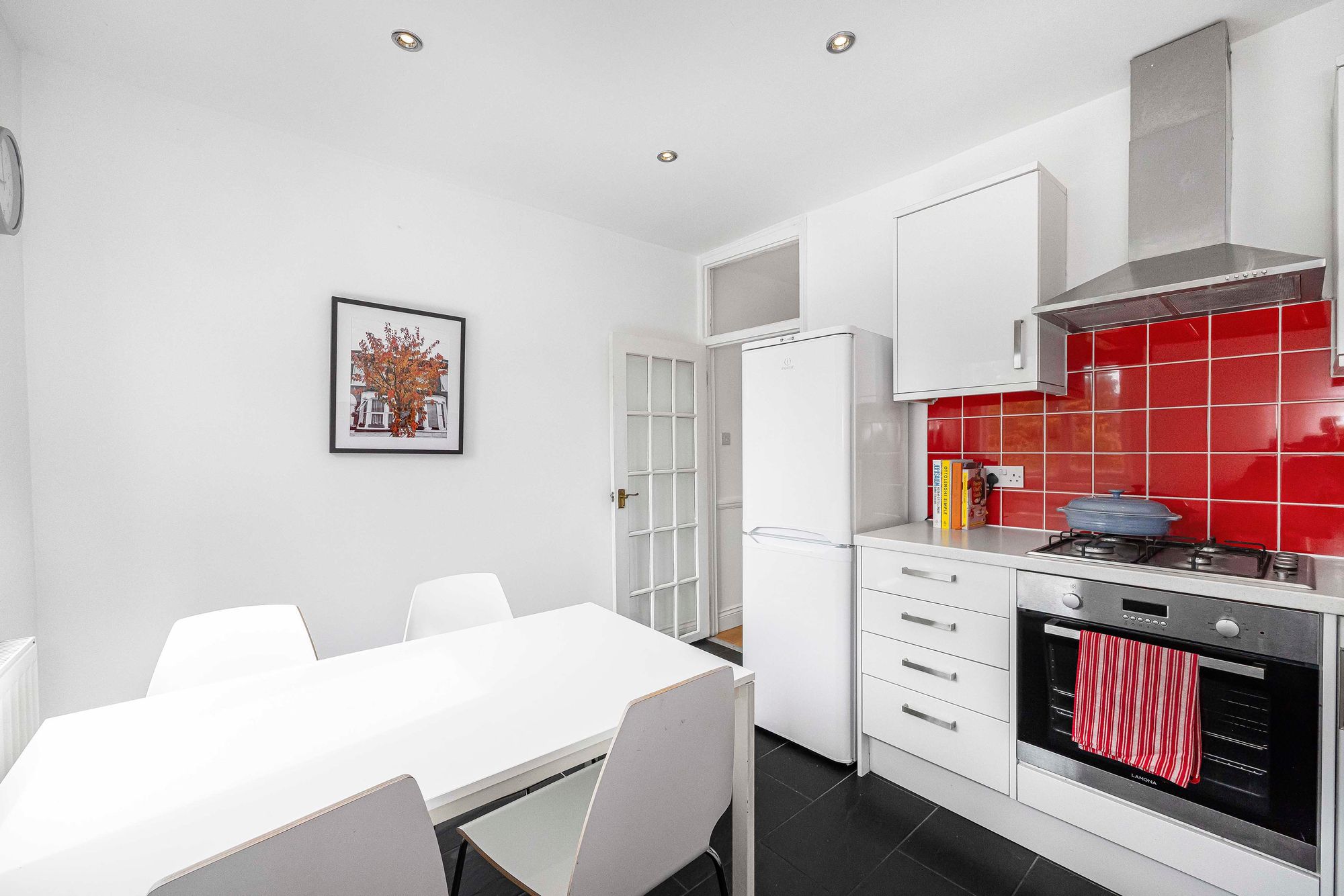 2 bed flat for sale in Leslie Road, Leytonstone, E11 8