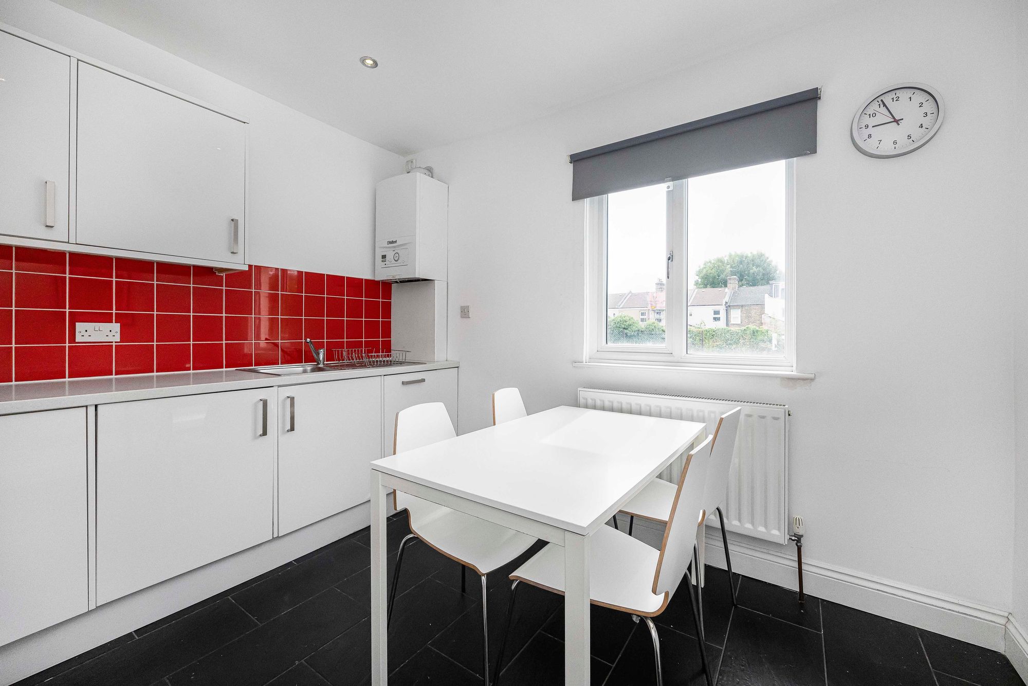 2 bed flat for sale in Leslie Road, Leytonstone, E11  - Property Image 4
