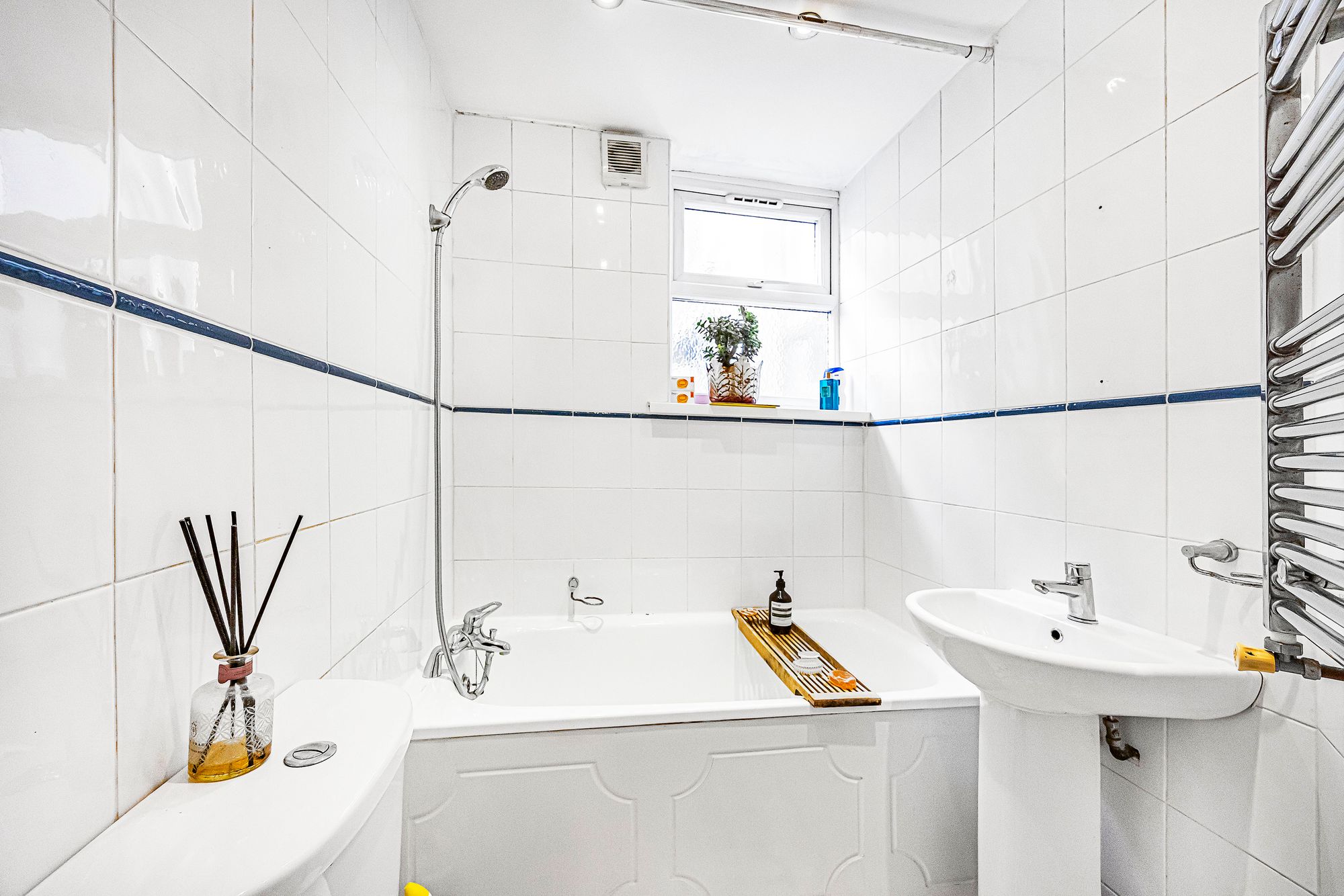 2 bed flat for sale in Millais Road, London  - Property Image 9