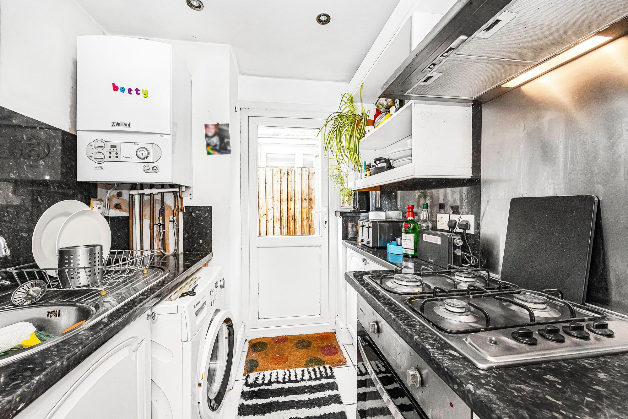 2 bed flat for sale in Millais Road, London  - Property Image 6