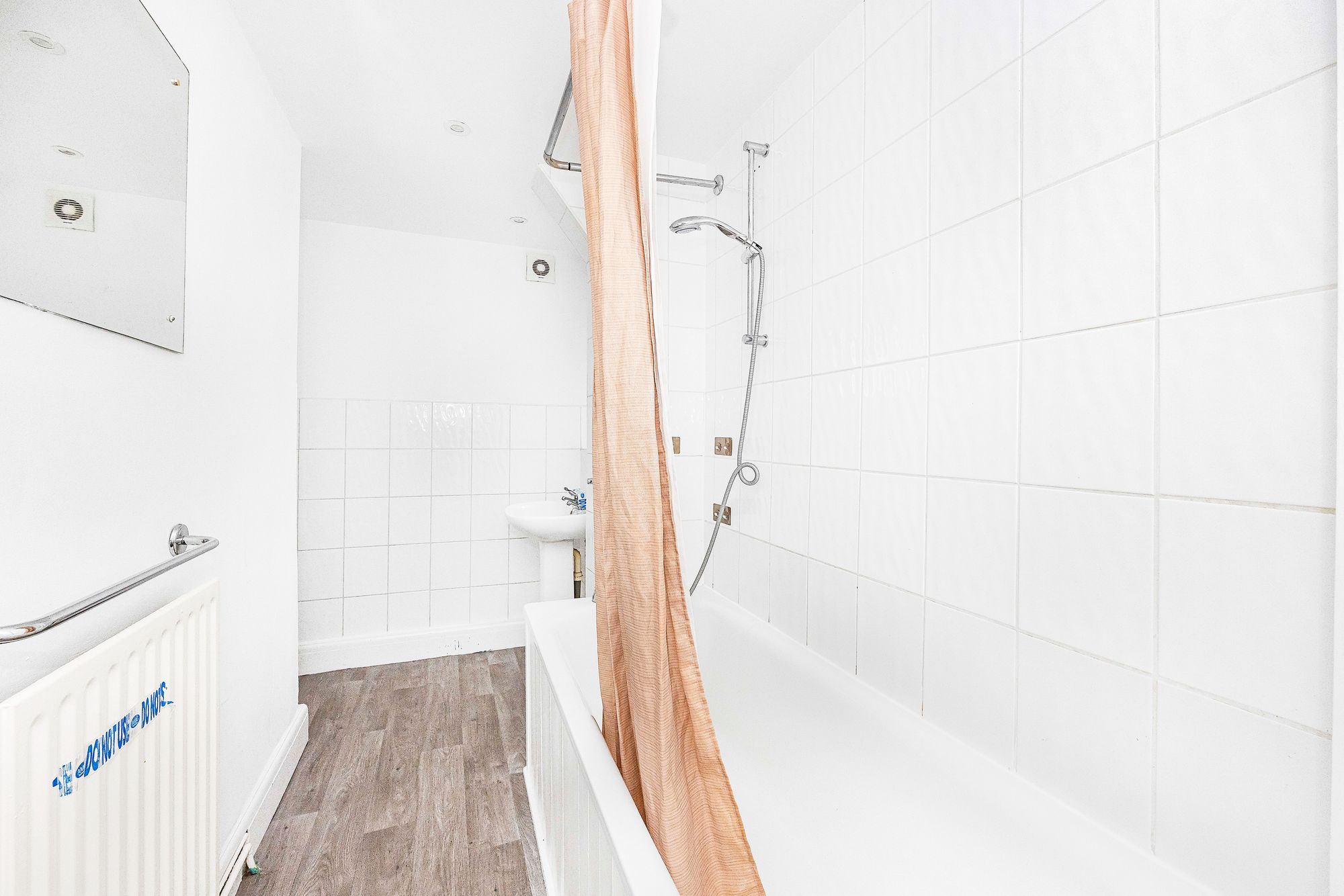 2 bed flat for sale in Cowley Road, Wanstead, E11 8