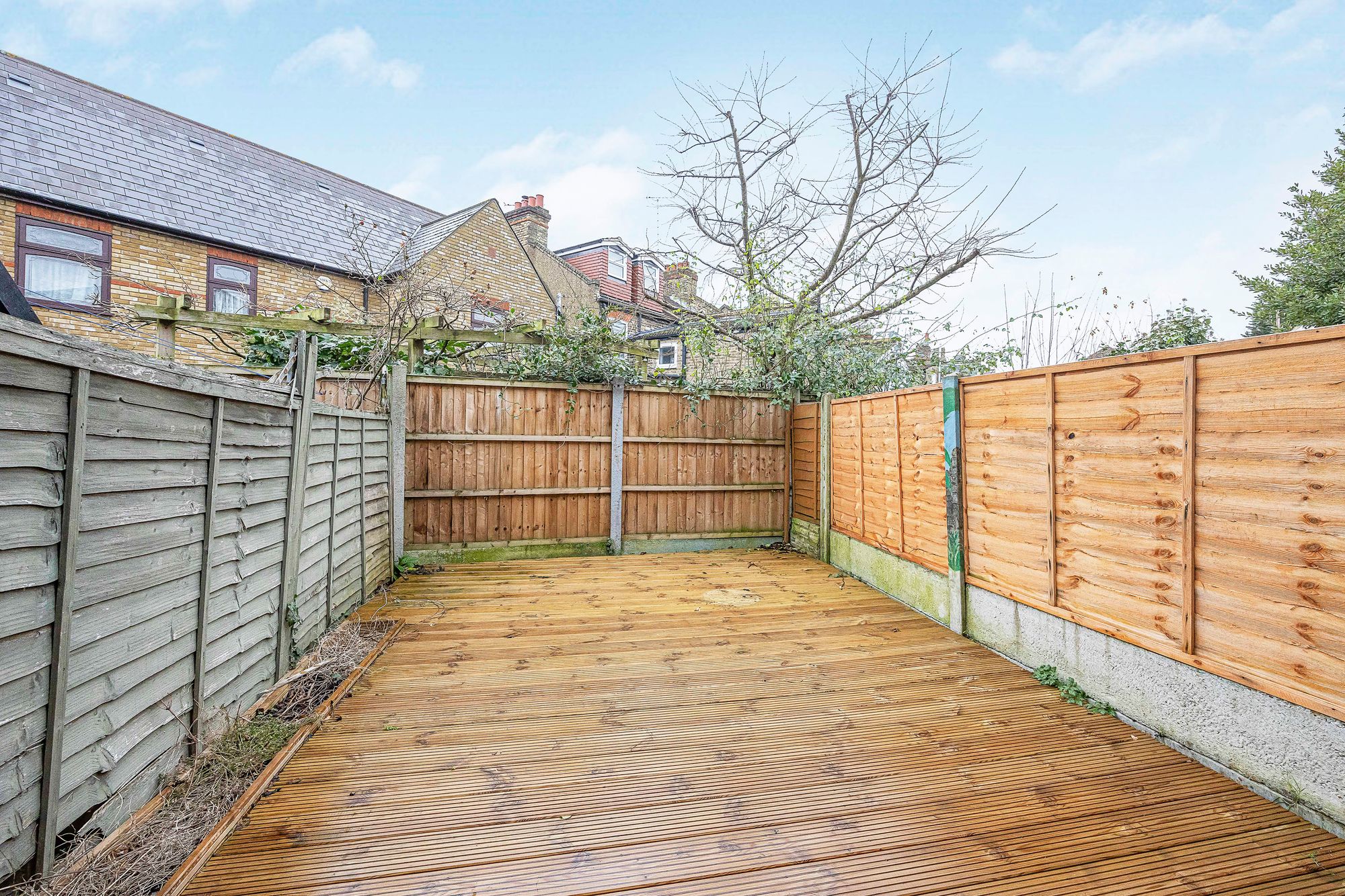 2 bed flat for sale in Cowley Road, Wanstead, E11 11