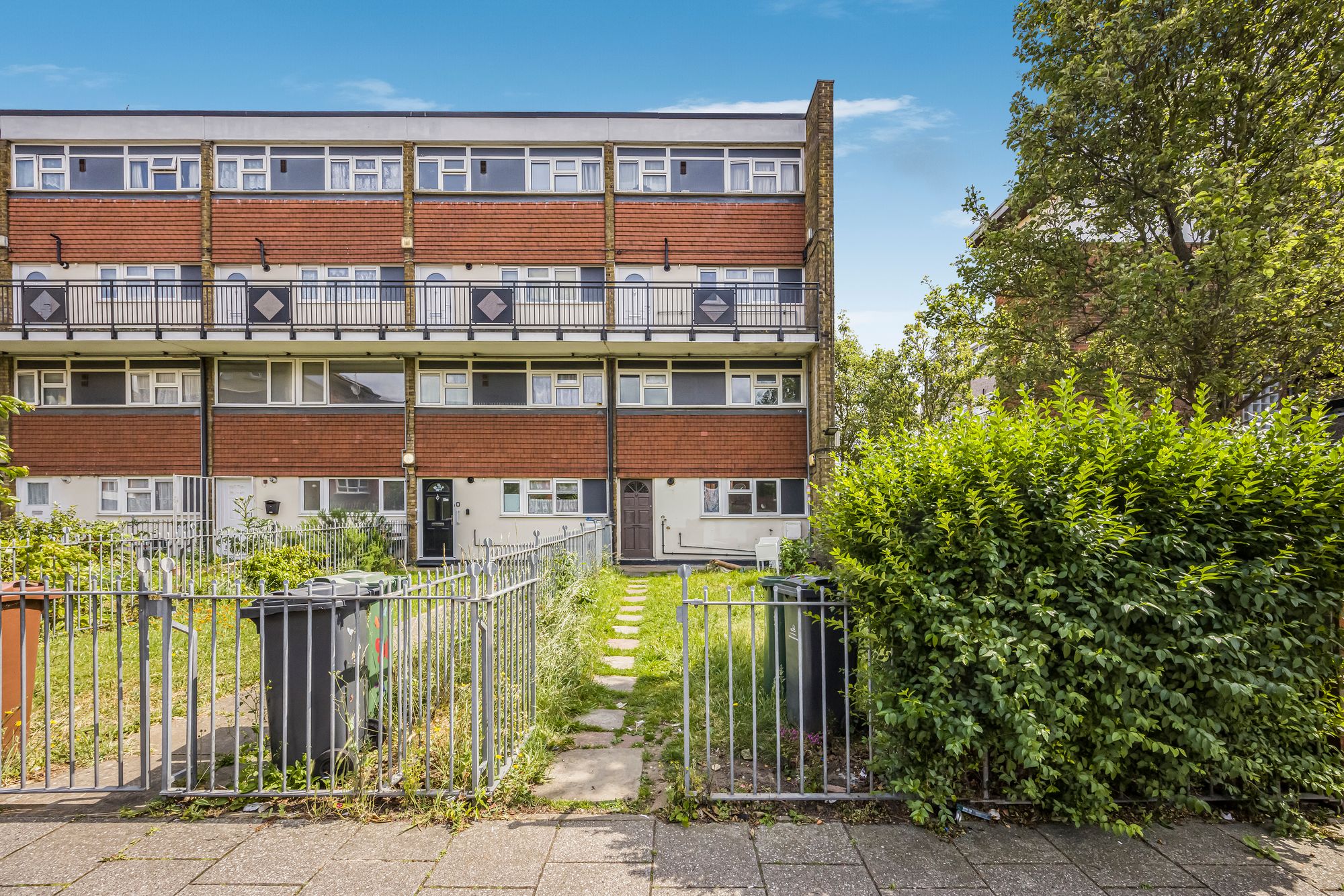 3 bed flat for sale in Kings Close, Russell Court, E10  - Property Image 1