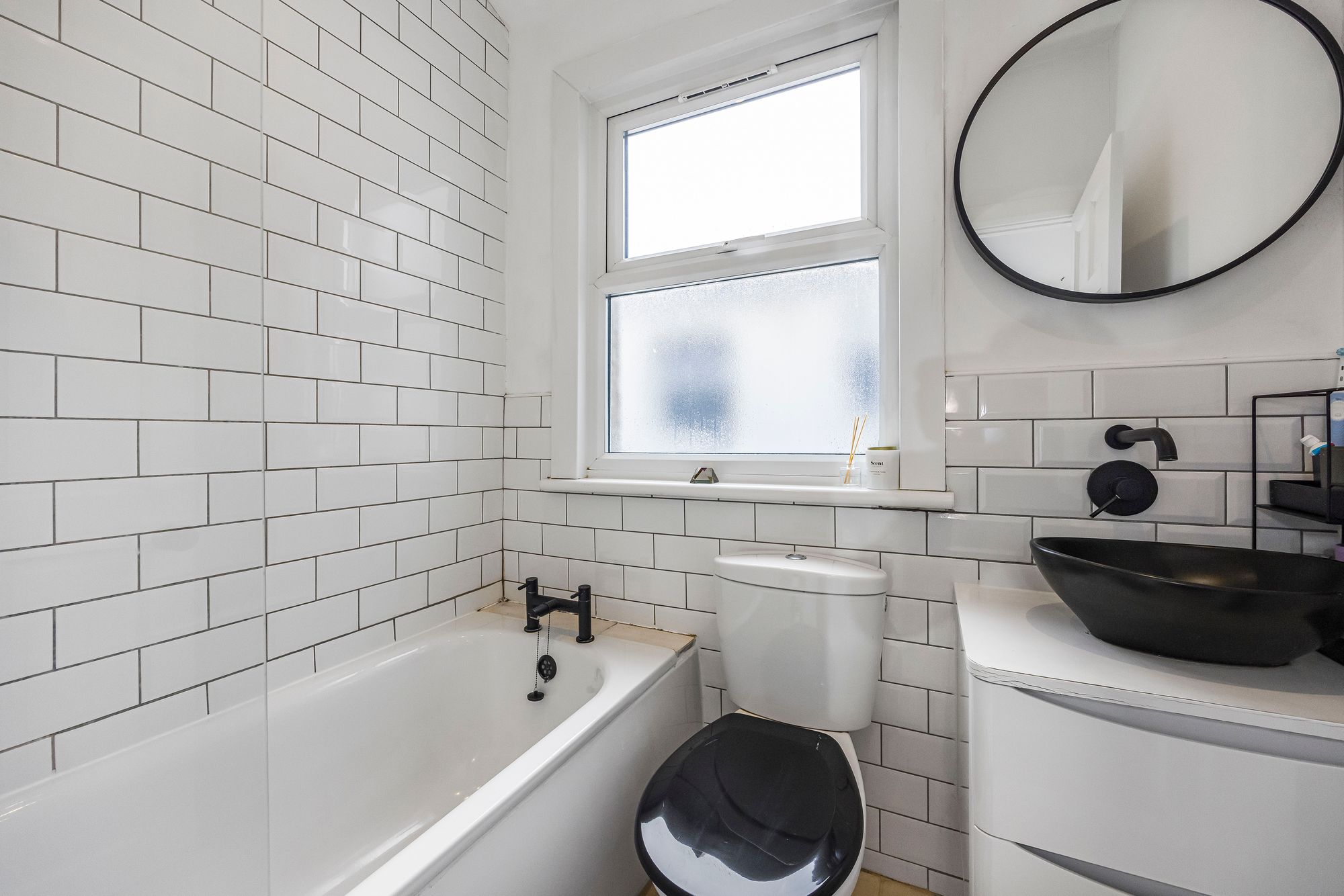 2 bed flat for sale in Vicarage Road, London, E10  - Property Image 3