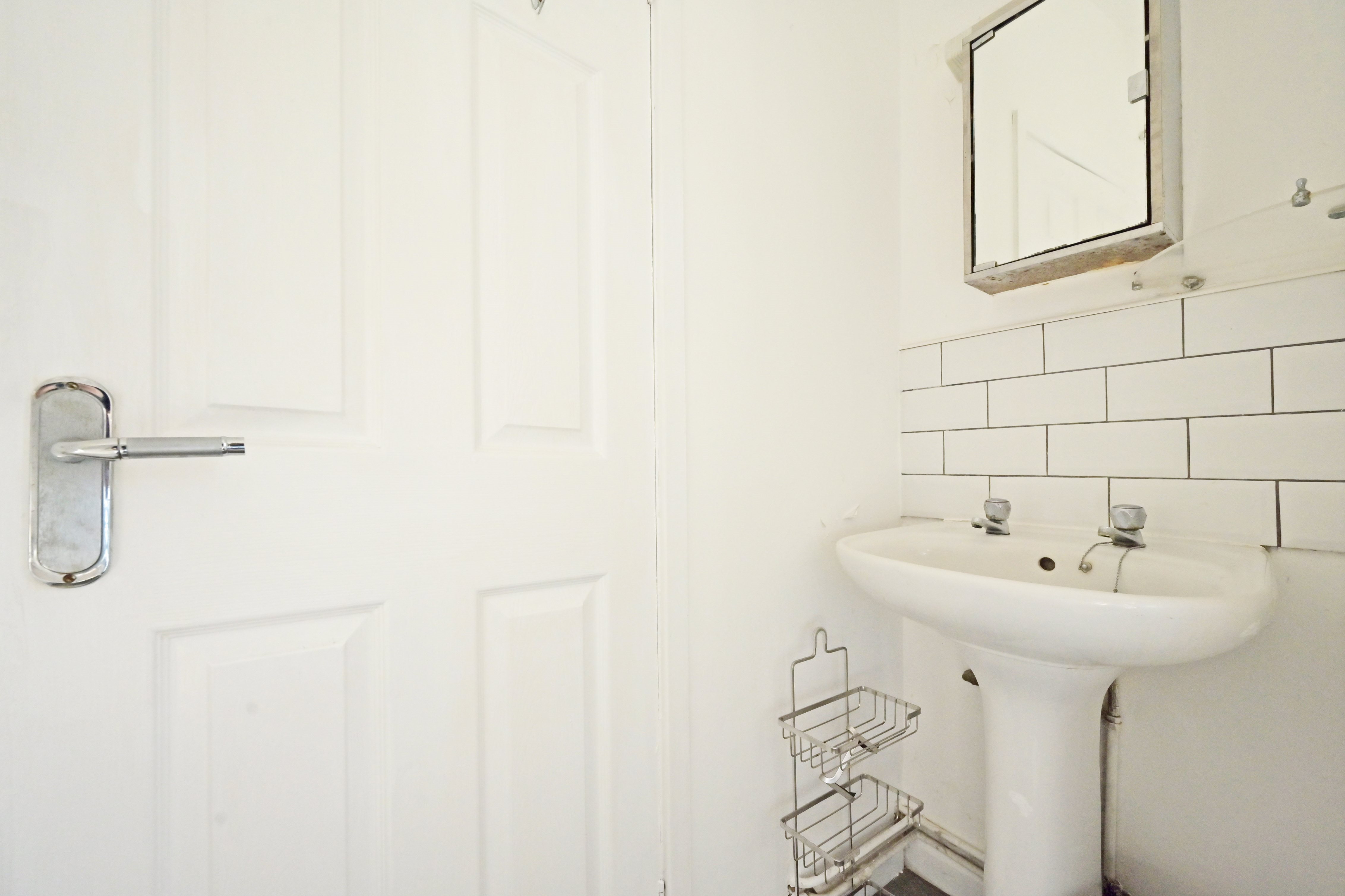 2 bed terraced house to rent in Baskerville  Road, Northwood  - Property Image 13