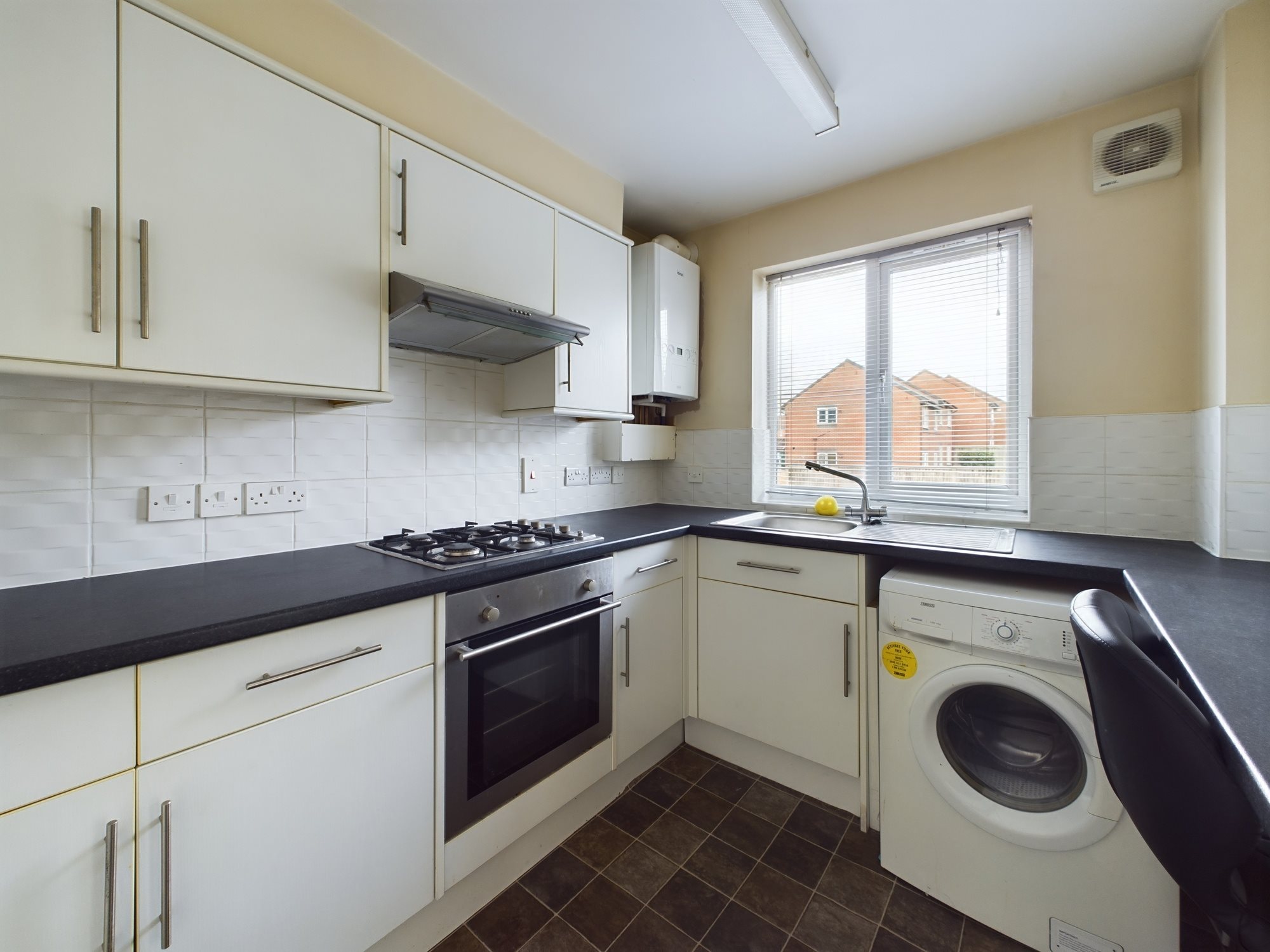 2 bed flat to rent in Windsor  Court, Stoke-on-Trent  - Property Image 7