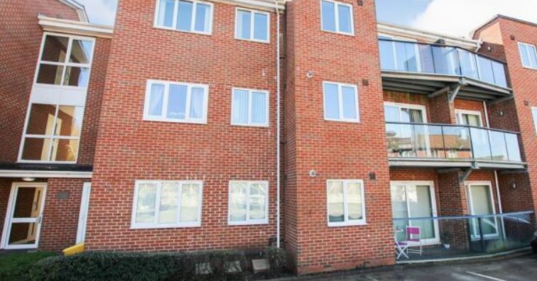 2 bed apartment to rent in Windsor  Court, Stoke-on-Trent  - Property Image 1