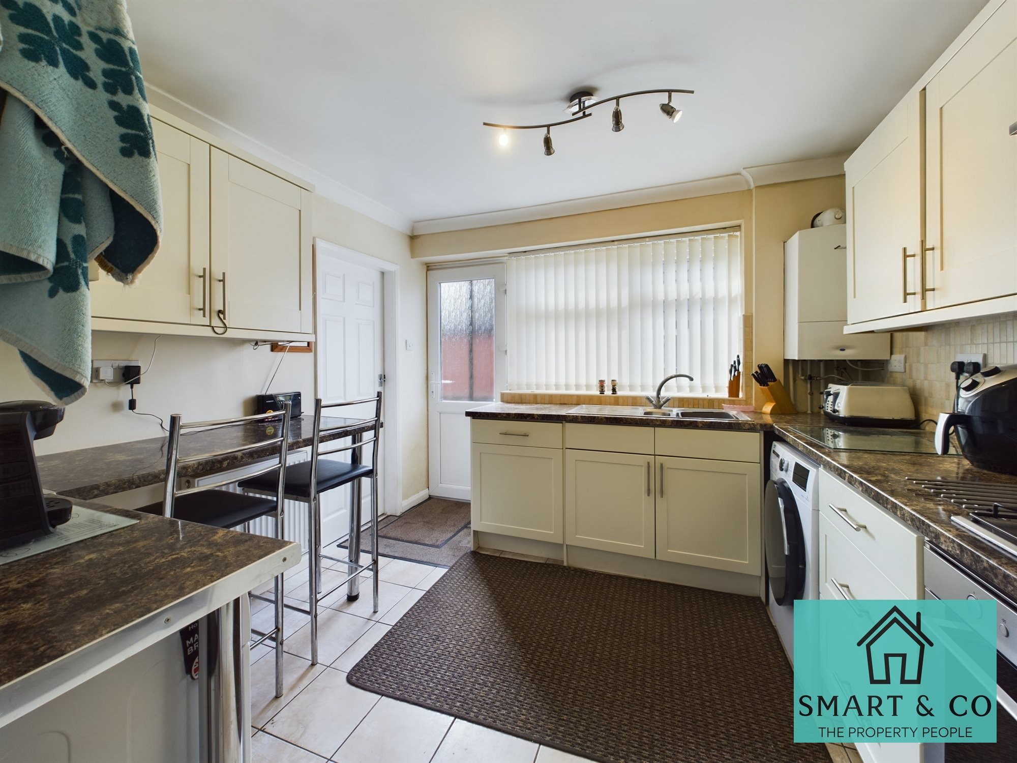 2 bed bungalow for sale in Sandra Close, Burslem  - Property Image 7