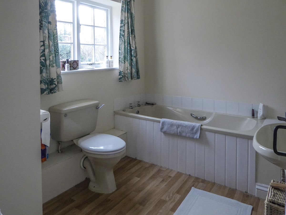 4 bed detached house to rent in Heytesbury, Warminster 12