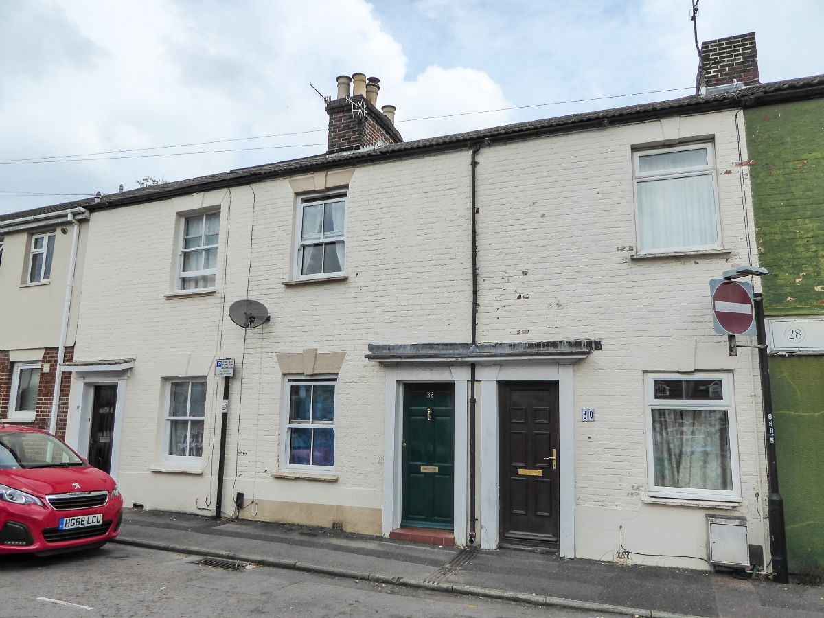 2 bed terraced house to rent in West Street, Salisbury  - Property Image 1