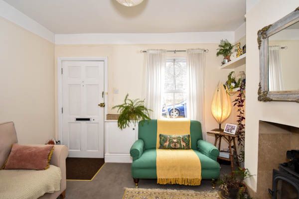 2 bed terraced house to rent in West Street, Salisbury 1