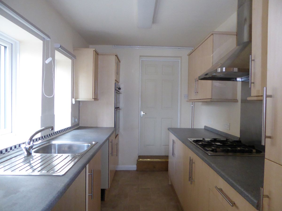 2 bed terraced house to rent in Devizes Road, Salisbury 4