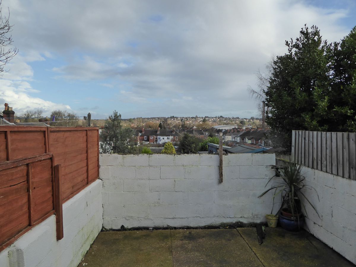 2 bed terraced house to rent in Devizes Road, Salisbury 10