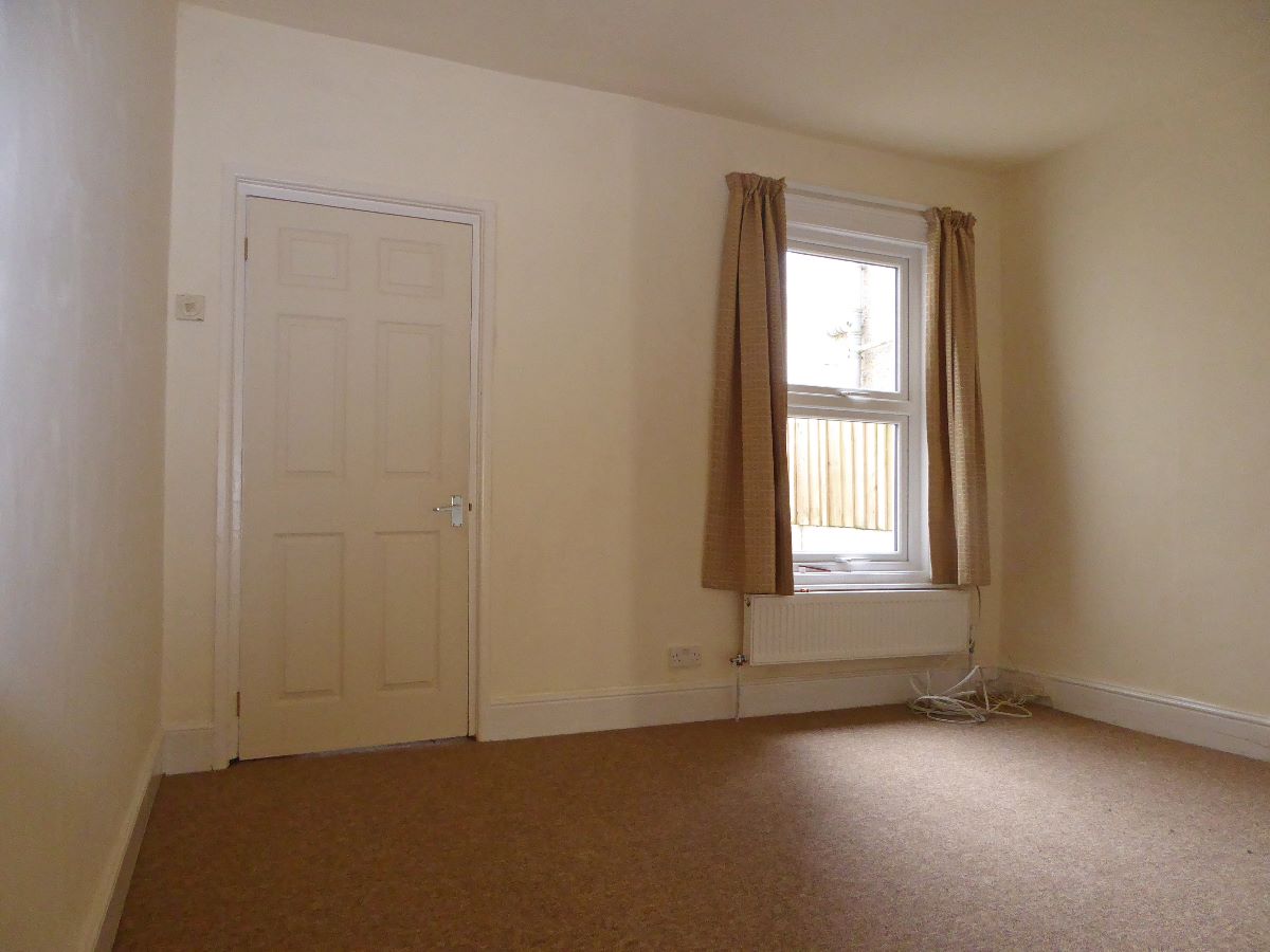 2 bed terraced house to rent in Devizes Road, Salisbury 3