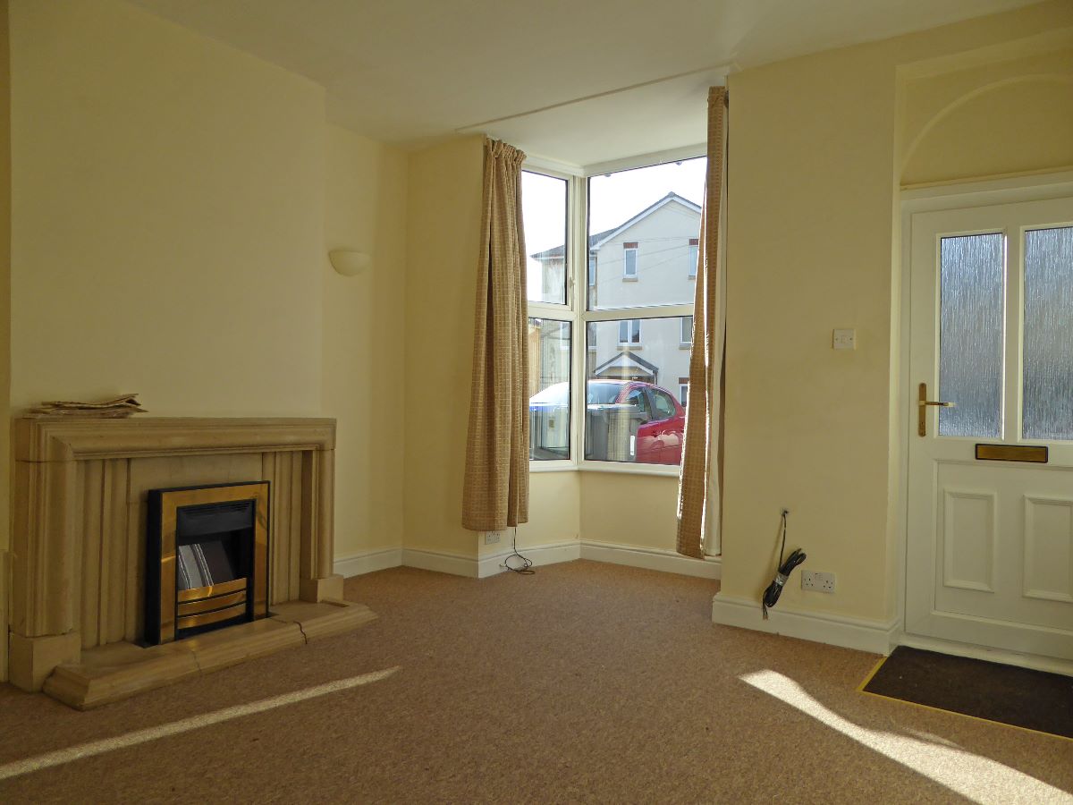 2 bed terraced house to rent in Devizes Road, Salisbury 1