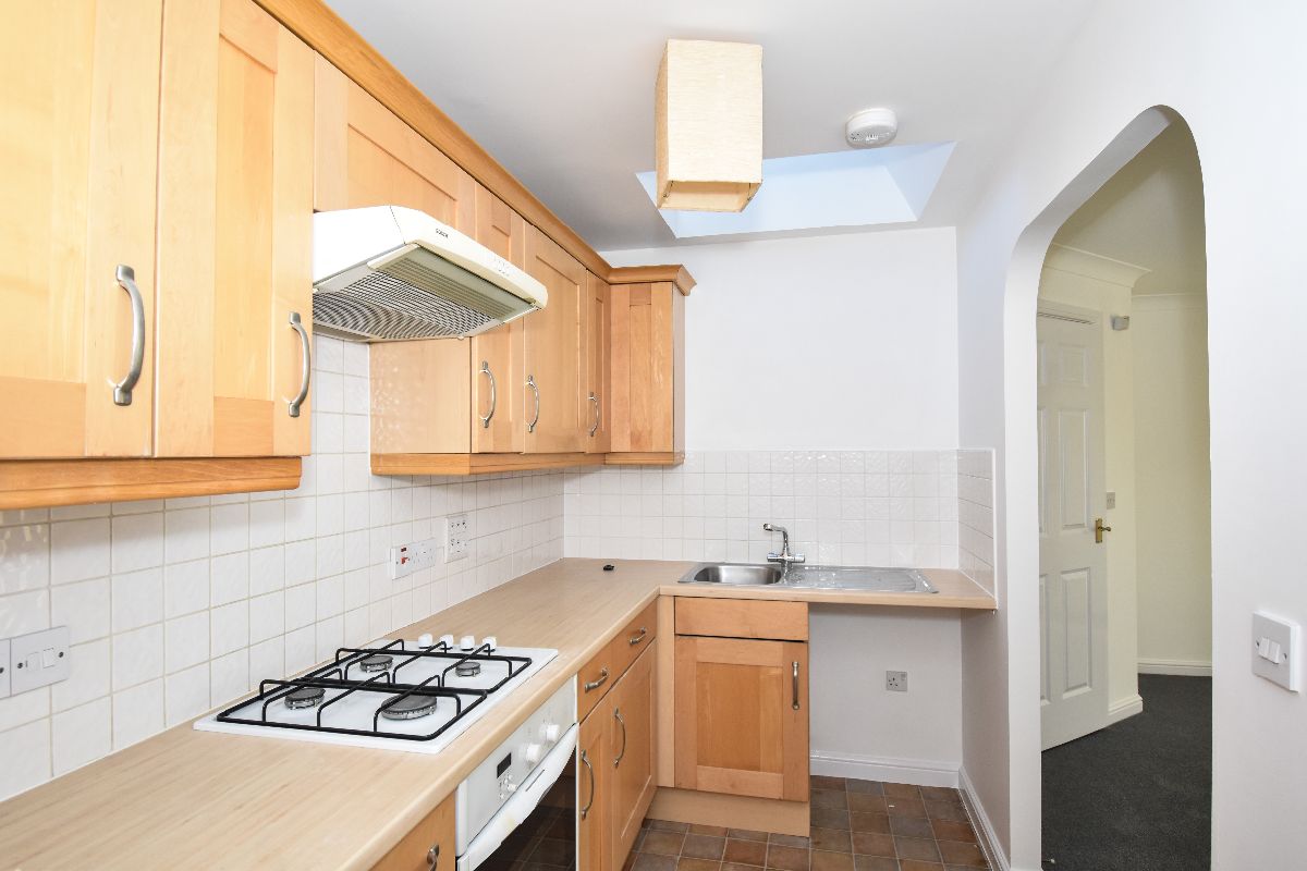2 bed flat to rent in Pointers Way, Amesbury 1