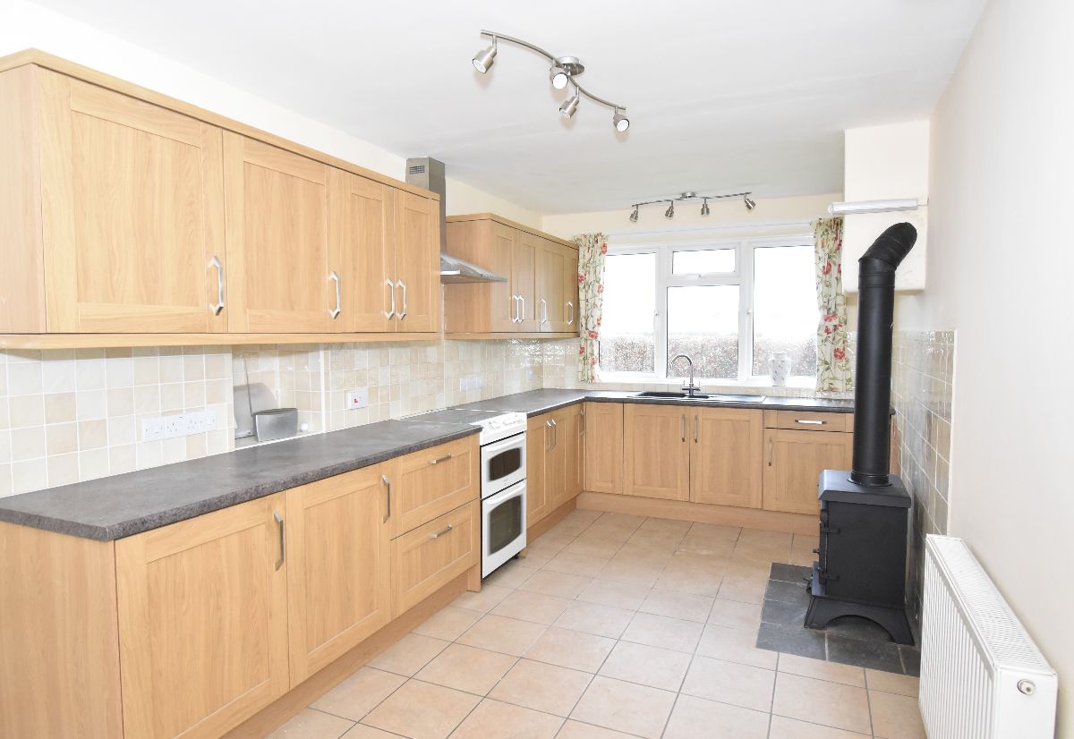 3 bed detached house to rent in Rockbourne, Fordingbridge 2