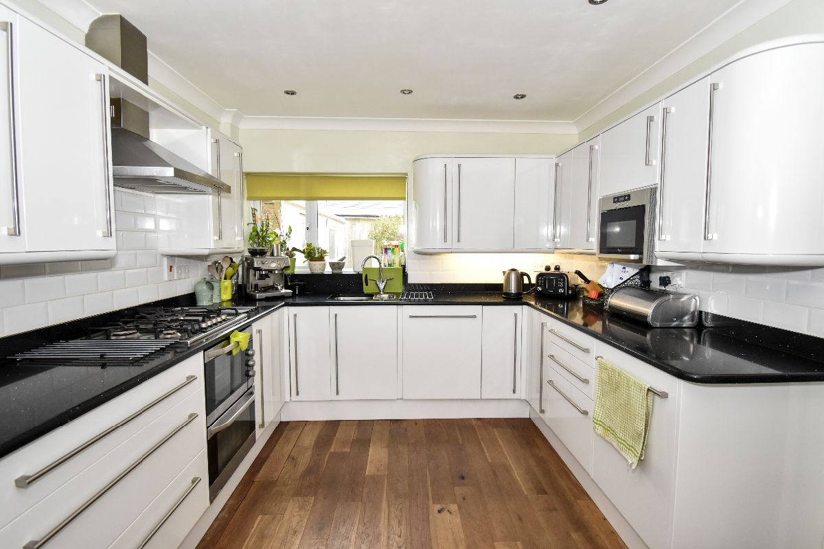 3 bed detached house to rent in Potters Way, Salisbury 1