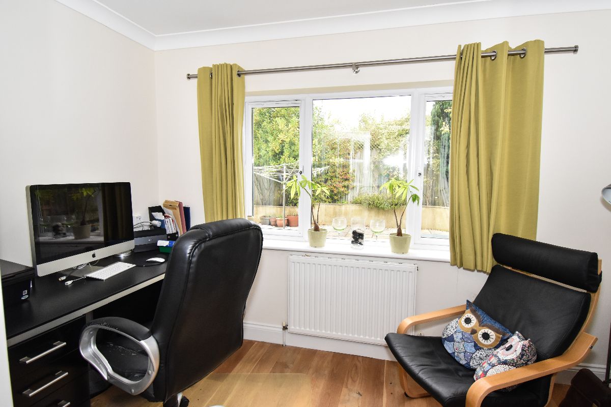 3 bed detached house to rent in Potters Way, Salisbury 4