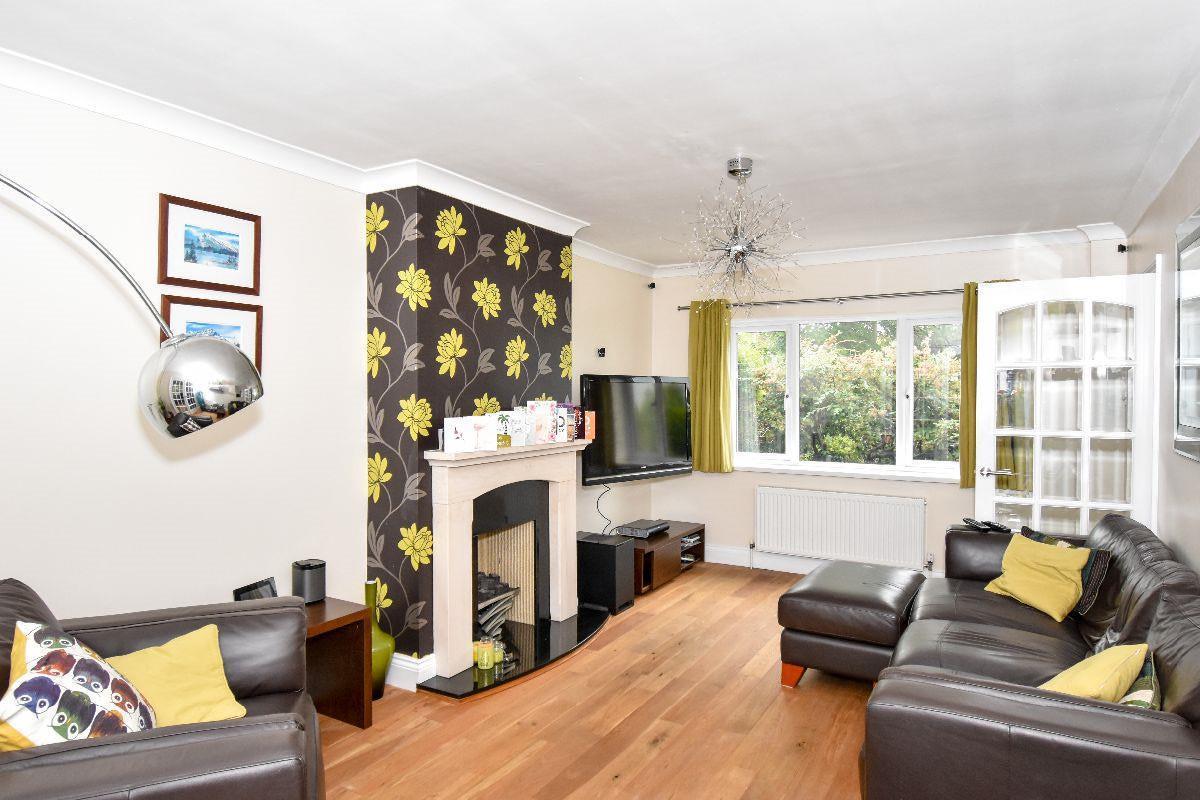 3 bed detached house to rent in Potters Way, Salisbury  - Property Image 3